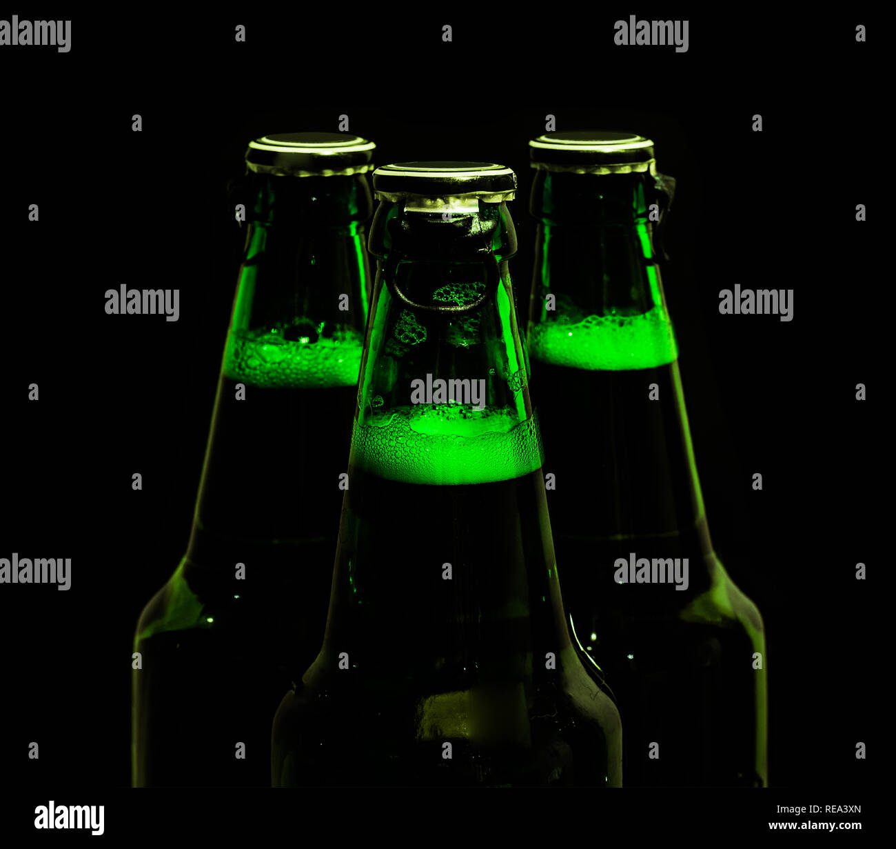 Les bouteilles de bière dans le noir Banque D'Images