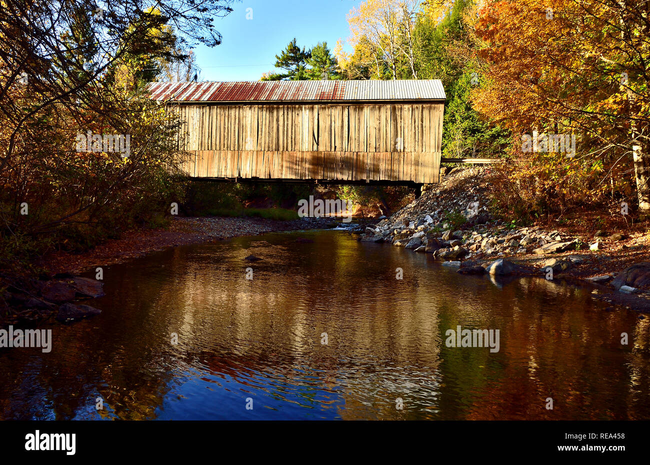 Une vue de côté de l'emblématique pont couvert en bois enjambant le ruisseau Trout à Urney près de Poly Mountain New Brunswick Canada Banque D'Images
