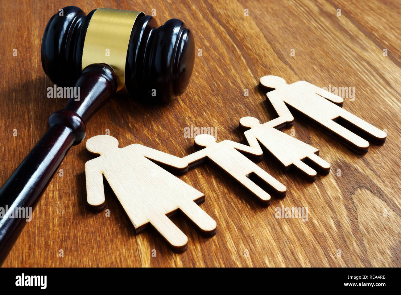 Le concept de droit de la famille. Figures en bois et marteau. Banque D'Images