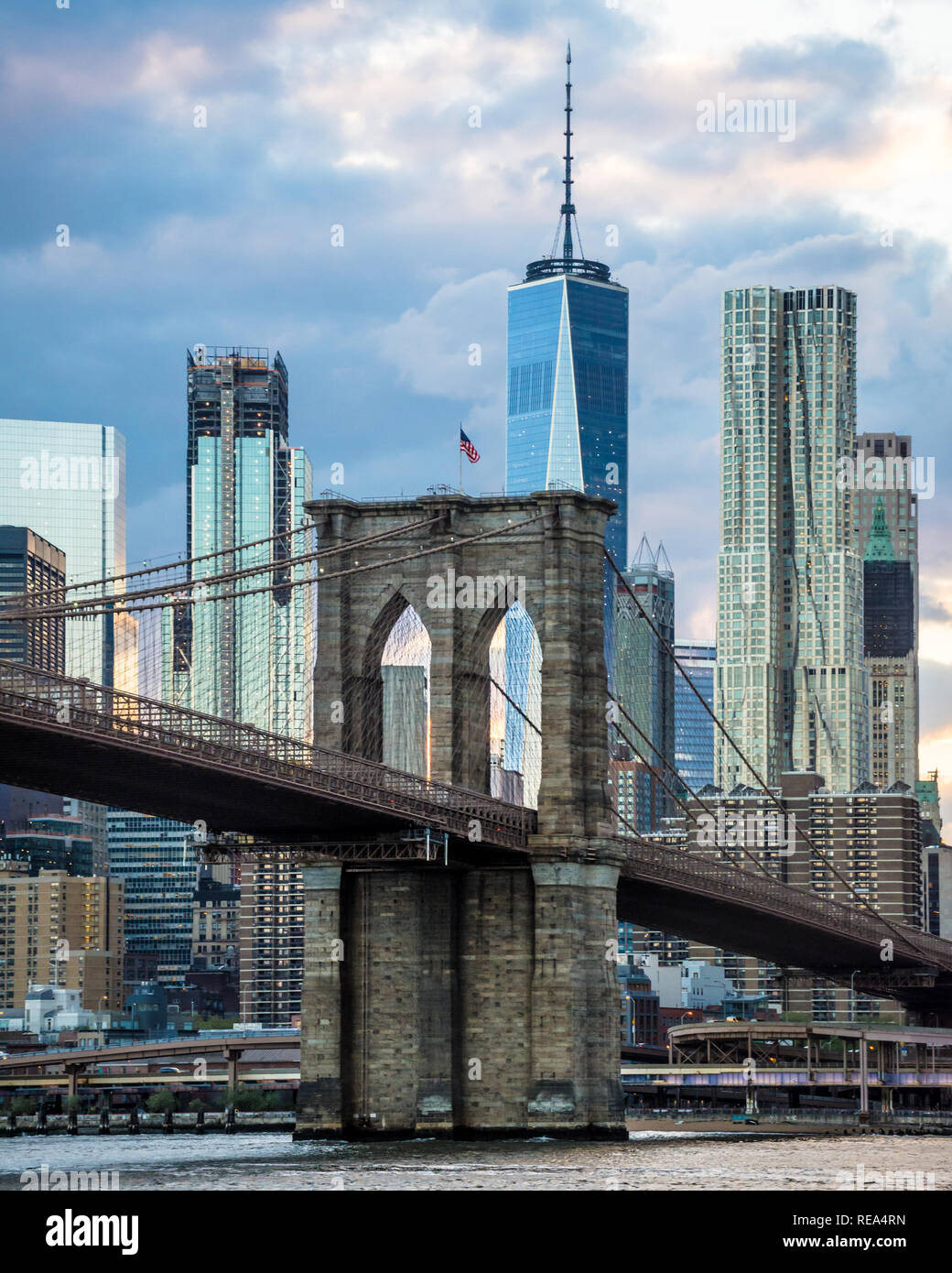 Le centre-ville de Manhattan vu depuis Brooklyn Bridge Park Banque D'Images