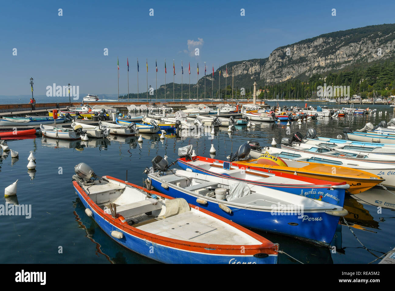 Le lac de Garde, ITALIE - Septembre 2018 : petits bateaux de pêche amarrés dans le port de la ville de Garda, sur le lac de Garde. Banque D'Images