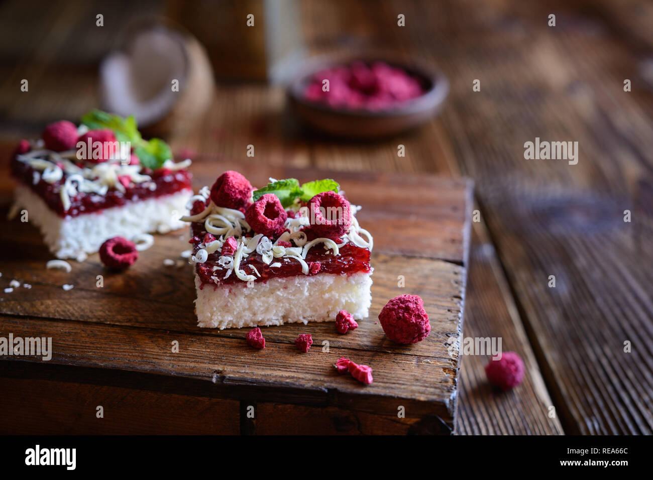 Delicieux Gateau De Noix De Coco Avec Couche De Framboise Garni De Copeaux De Chocolat Blanc Et Framboises Lyophilise Photo Stock Alamy