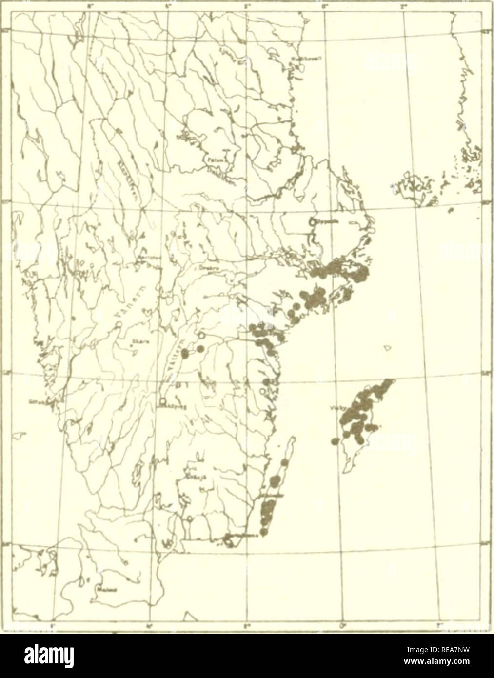 . Le petit élément dans la flore du sud de la Suède. Botanique -- La Suède. Carte 1. MELAMPYRUM NEMOROSUM en Scandinavie, (cf. 14J plaque Carte 2. SCUTELLARIA HASTIFOLIA en Scandinavie.. Veuillez noter que ces images sont extraites de la page numérisée des images qui peuvent avoir été retouchées numériquement pour plus de lisibilité - coloration et l'aspect de ces illustrations ne peut pas parfaitement ressembler à l'œuvre originale.. Sterner, Rikard. Stockholm : Centraltryckeriet Banque D'Images