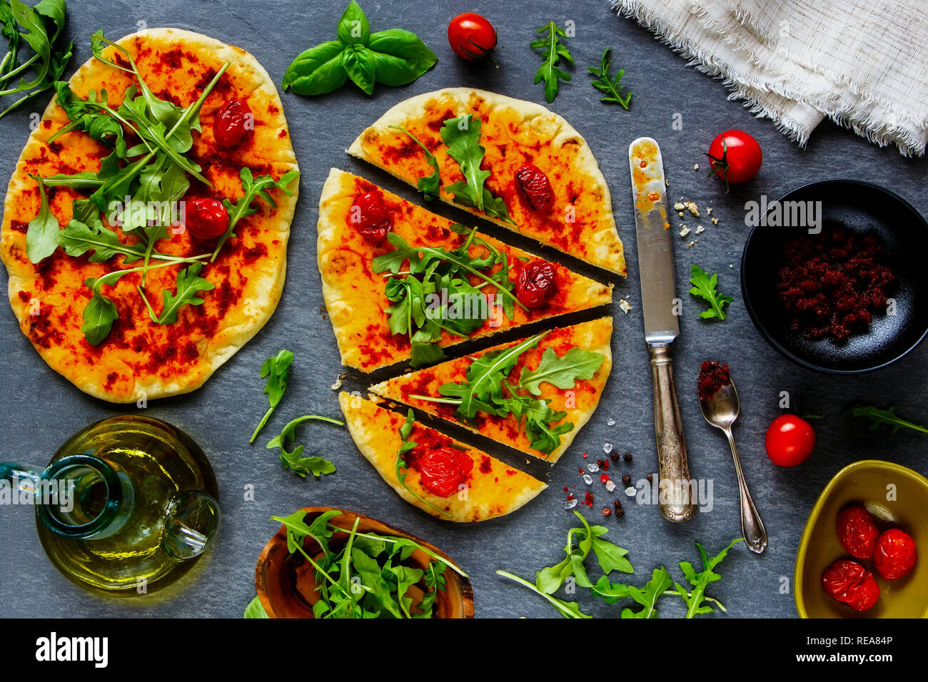 Télévision à jeter de pizza végétarienne avec légumes et pesto aux tomates séchées Banque D'Images