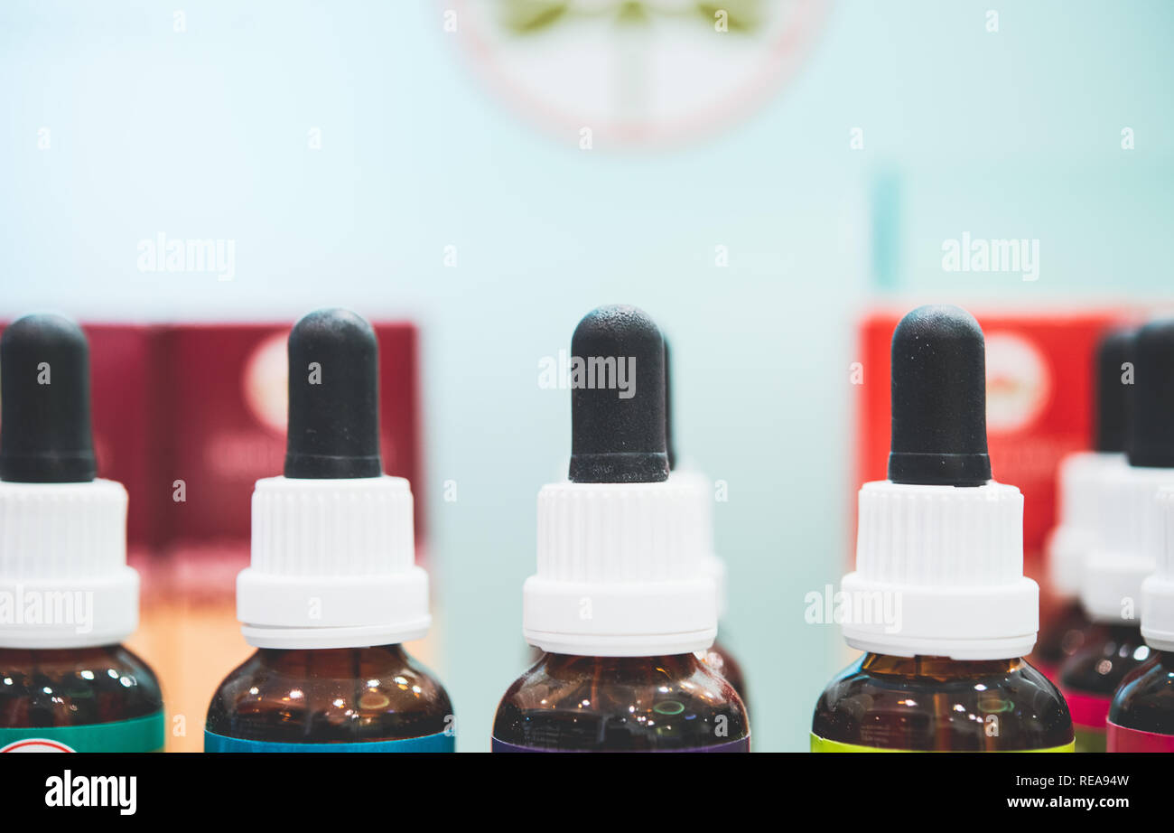 Détail de cap de petites bouteilles compte-gouttes multicolores alignés Banque D'Images