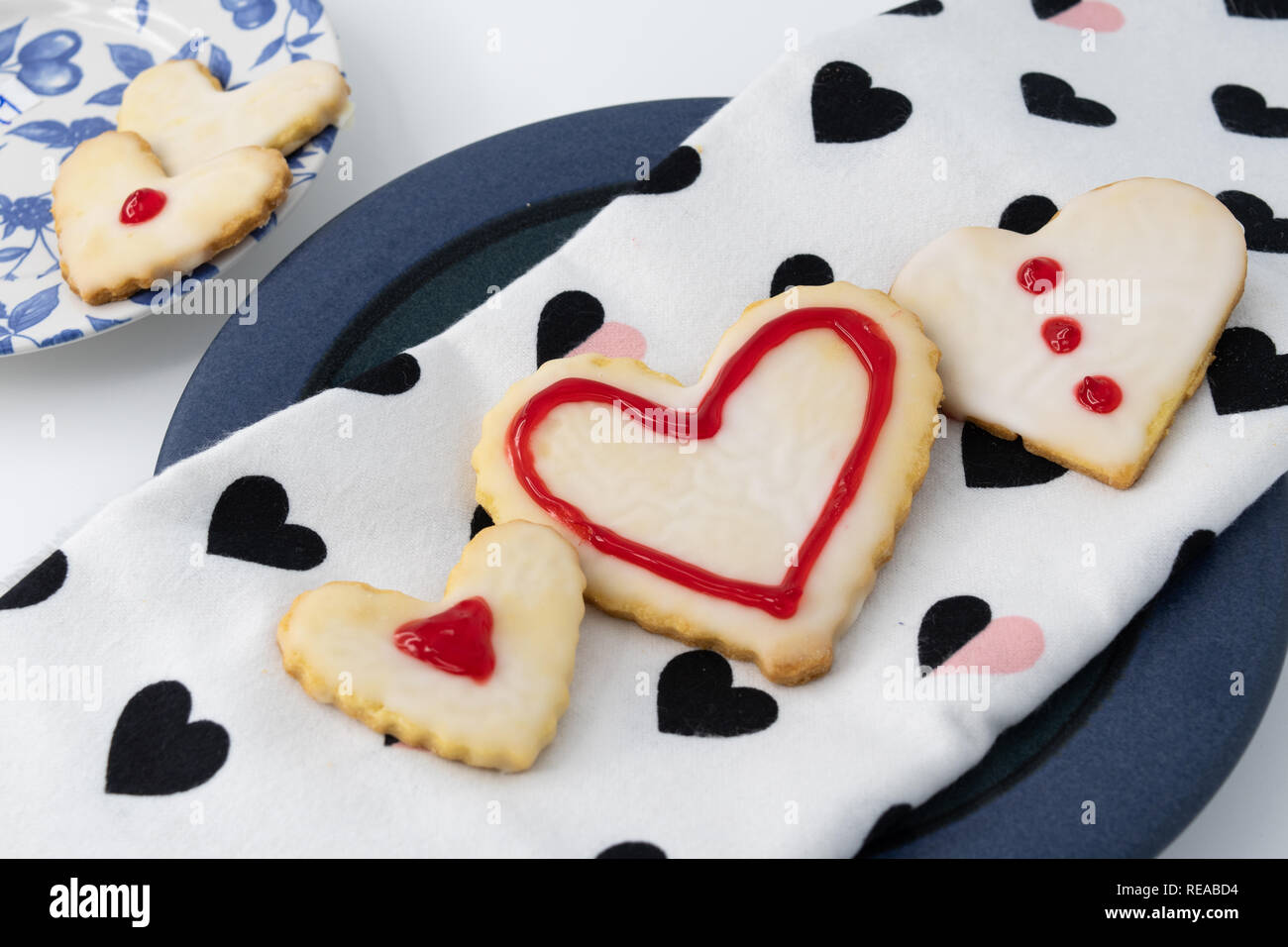 Saint-valentin cookies faite en coeur givré formes en blanc avec des bordures rouges et de conception. Banque D'Images