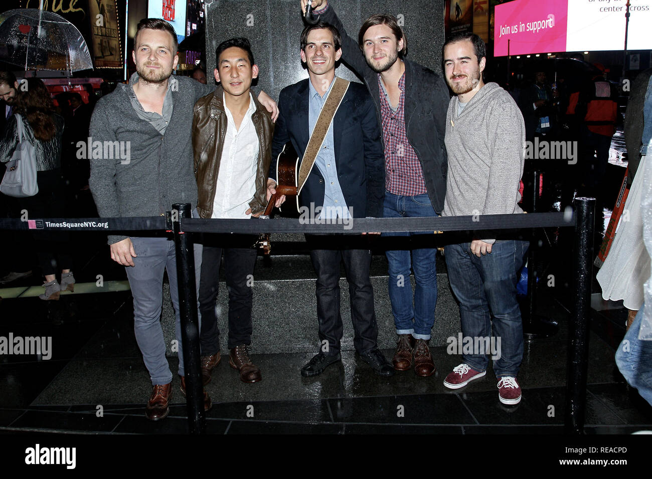 NEW YORK, NY - 19 avril : Tim Wilson, Tim Kim, Pete Wilson et Ryan Carbary de la bande 'Ivan et Aliocha' effectuer à la projection de "pouvoir des mots : Nelson Mandela' au cours de la 2013 Tribeca Film Festival at Duffy Square le 19 avril 2013 à New York. (Photo par Steve Mack/S.D. Mack Photos) Banque D'Images