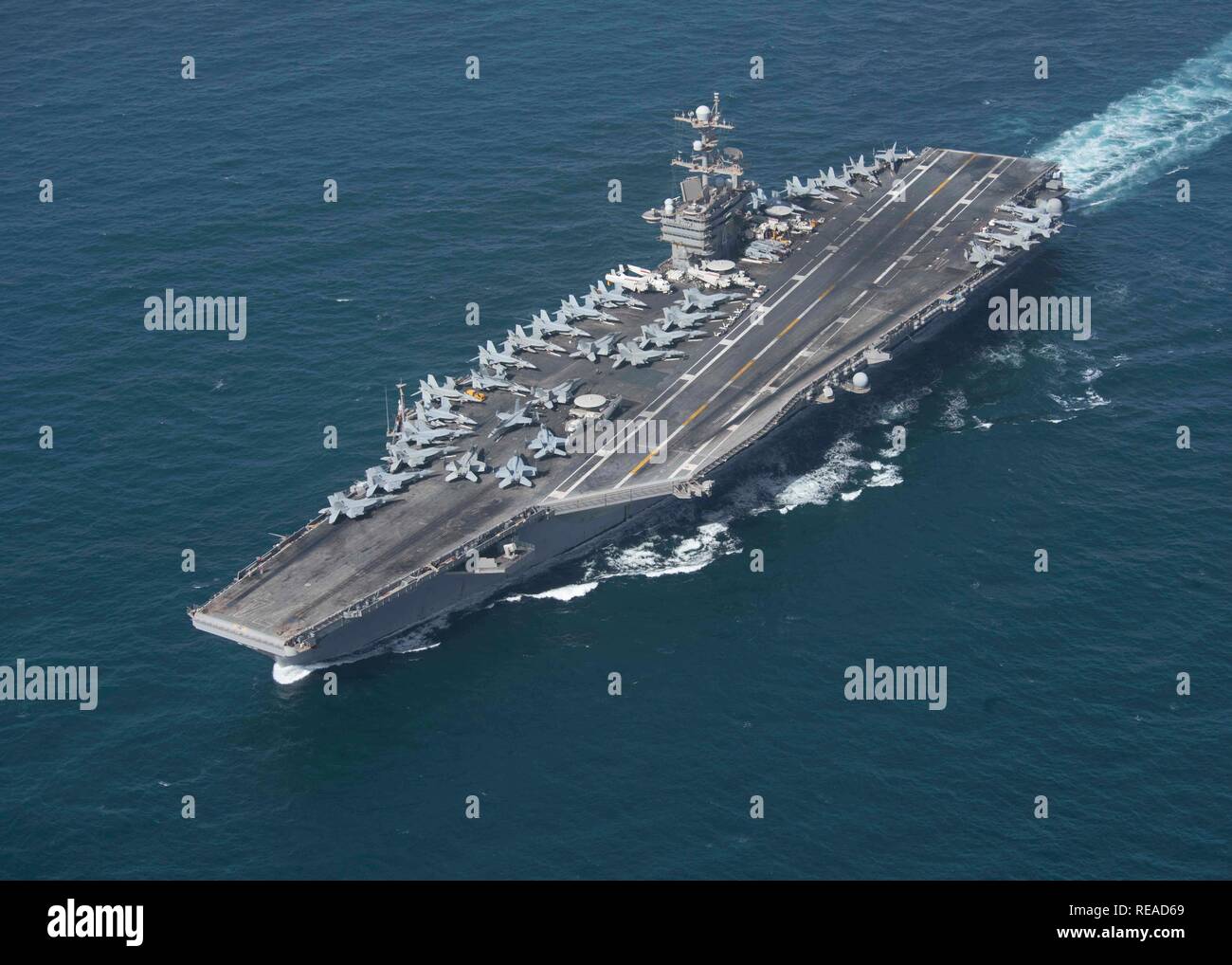 Le porte-avions USS JOHN C. STENNIS (CVN 74) transits le détroit d'Ormuz, le 20 janvier 2019. Le John C. Stennis dans le groupe est déployé pour la 5e flotte américaine zone d'opérations à l'appui des opérations navales pour assurer la stabilité et la sécurité maritime dans la région Centrale, reliant la Méditerranée et le Pacifique à travers l'ouest de l'Océan indien et trois points d'étranglement stratégiques. (U.S. Photo par marine Spécialiste de la communication de masse 2e classe Joseph Miller) Banque D'Images