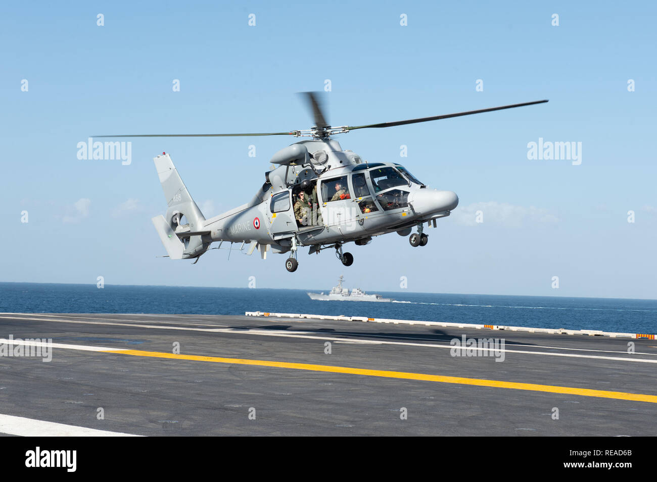 Une panthère, d'hélicoptères anti-sous-marine de France affecté à la défense nationale air FS destroyer Cassard (D 614), se prépare à atterrir sur le pont d'envol du porte-avions USS JOHN C. STENNIS (CVN 74) pendant la traversée du détroit d'Ormuz, le 20 janvier 2019. Le John C. Stennis dans le groupe est déployé pour la 5e flotte américaine zone d'opérations à l'appui des opérations navales pour assurer la stabilité et la sécurité maritime dans la région Centrale, reliant la Méditerranée et le Pacifique à travers l'ouest de l'Océan indien et trois points d'étranglement stratégiques. (U.S. Photo de la marine par la communication de masse Banque D'Images