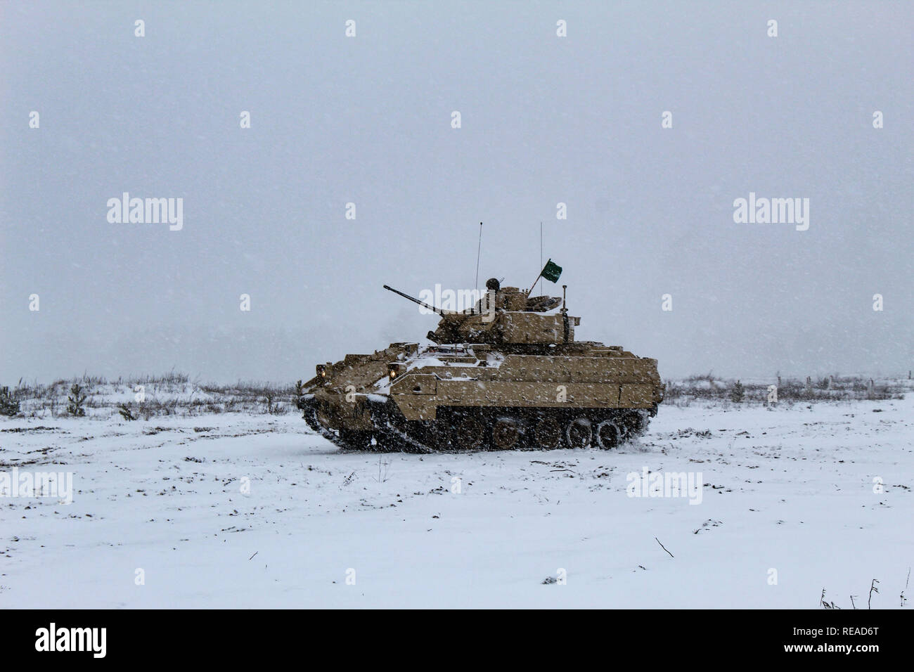 Pologne Groupe de combat d'hiver de préformes de tir réel au cours de l'opération Lightning Raider Bemowo Piskie au domaine de formation, la Pologne, le 16 janvier. La Pologne est un groupe de combat, unique coalition multinationale d'États-Unis, Royaume-Uni, croate et soldats roumains qui servent avec les forces armées polonaises 15e Brigade mécanisée comme un moyen de dissuasion à l'appui de l'OTAN vers l'amélioration de la présence. (Photos par 1Lt. Christina Shoptaw) Banque D'Images