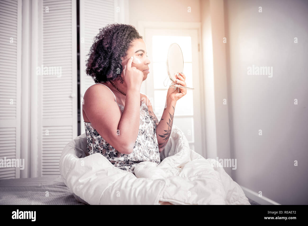 Bonne-femme afro-américaine à avoir matin intérieur Banque D'Images