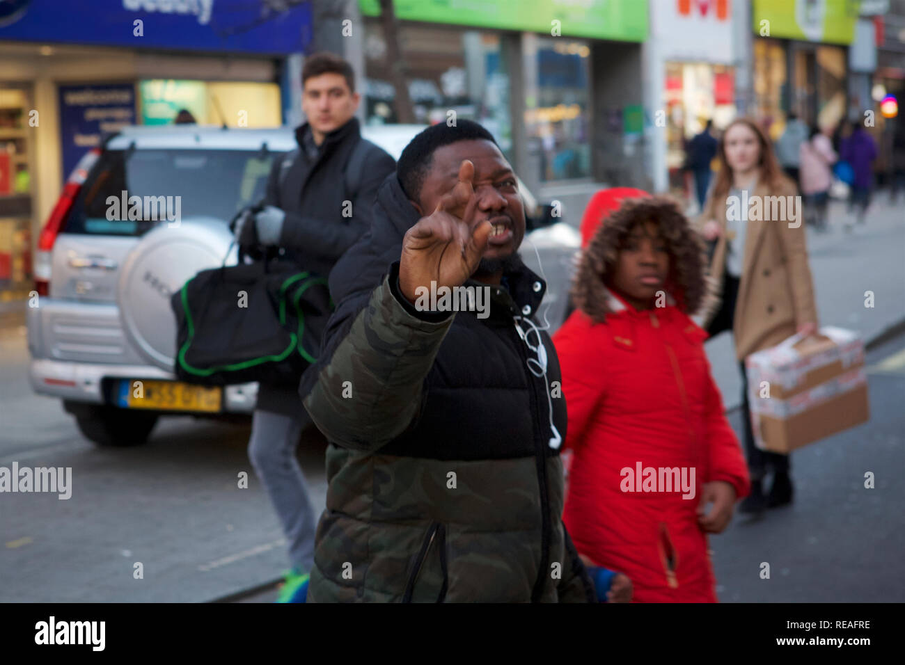 Londres, UK - Peckham. 20 janvier 2019. La violence éclate dans les rues de Peckham, dans le sud-est de Londres, entre les partisans du candidat présidentiel nigérian Atiku Abubaker (72) et en passant les membres du public qui lancent une tirade d'abus sur les manifestants avant qu'une escarmouche éclate. Credit : Iwala/Alamy Live News Banque D'Images