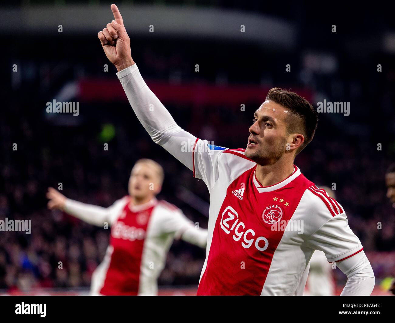 Amsterdam, Pays-Bas 20 janvier 2019 : de l'Eredivisie néerlandaise de football AFC Ajax v SC Heerenveen Johan Cruijff Eredivisie ArenA seizoen 2018-2019 L-R Dusan Tadic d'Ajax 2-1 Banque D'Images