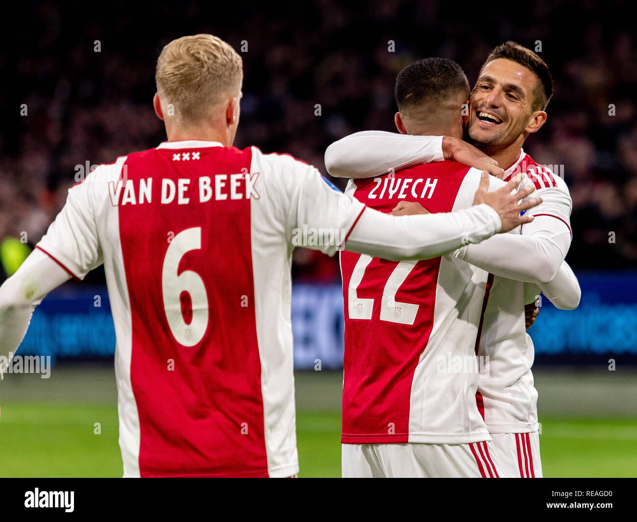 Amsterdam, Pays-Bas 20 janvier 2019 : de l'Eredivisie néerlandaise de football AFC Ajax v SC Heerenveen Johan Cruijff Eredivisie ArenA seizoen 2018-2019 L-R /Amélie van de Beek d'Ajax, Hakim Ziyech d'Ajax, Dusan Tadic d'Ajax 2-1 Banque D'Images