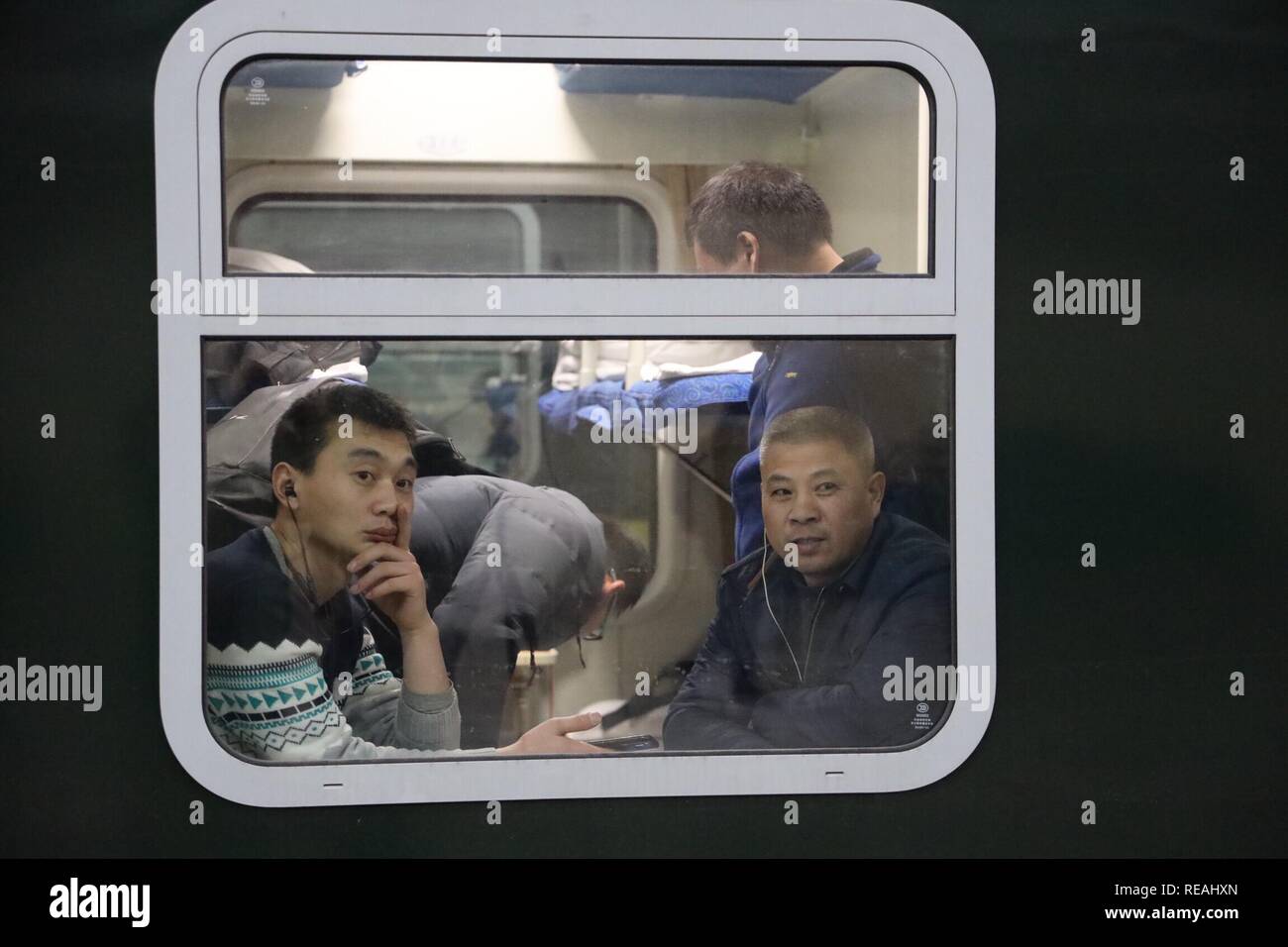 (190121) -- BEIJING, 21 janvier 2019 (Xinhua) -- passagers sur le train K4051 à Nantong Ville dans la province de Jiangsu en Chine de l'est d'attendre pour le départ à la gare de Pékin à Beijing, capitale de la Chine, 21 janvier 2019, le premier jour de la Fête du Printemps 2019 Les rush. Des centaines de millions de Chinois de retour chez eux chaque année pour le Nouvel An lunaire, ou Fête du printemps, les réunions de famille, formant ainsi la Fête du Printemps les rush. La fête du printemps, ou l'année du cochon dans le calendrier lunaire chinois, commencera le 5 février cette année. Les 40 jours du Festival du printemps 2019 les ru Banque D'Images