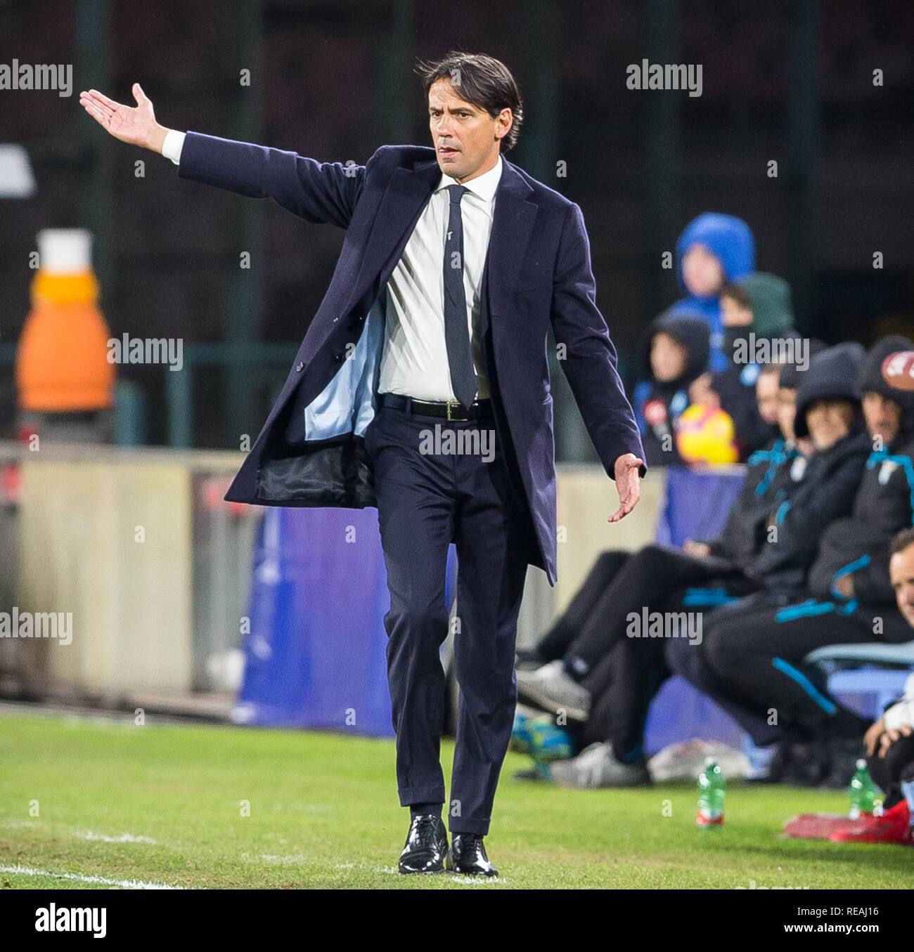 Entraîneur de S.S. Lazio Simone Inzaghi gestes au cours de la serie d'un match de football entre SSC Napoli et S.S. Lazio au Stade San Paolo. (Score final Napoli 2 - 1 Lazio) Banque D'Images