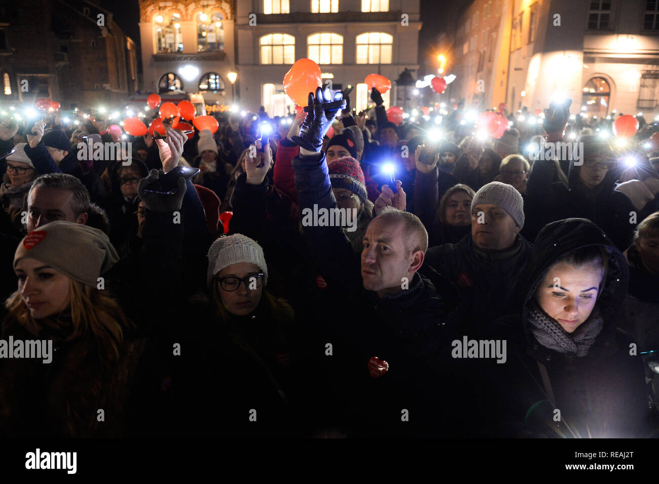 Les gens vu holding red balloons et clignotement des feux au cours d'une réunion publique pour soutenir la tête du grand orchestre de Charité de Noël, Jerzy Owsiak et rendre hommage au regretté maire de Gdansk, Pawel Adamowicz sur la place principale. Banque D'Images