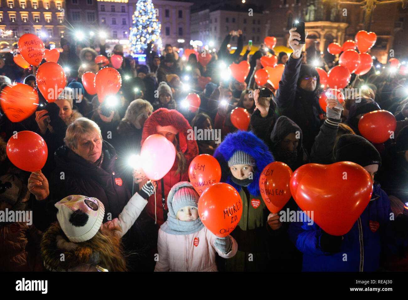 Les gens vu holding red balloons et clignotement des feux au cours d'une réunion publique pour soutenir la tête du grand orchestre de Charité de Noël, Jerzy Owsiak et rendre hommage au regretté maire de Gdansk, Pawel Adamowicz sur la place principale. Banque D'Images