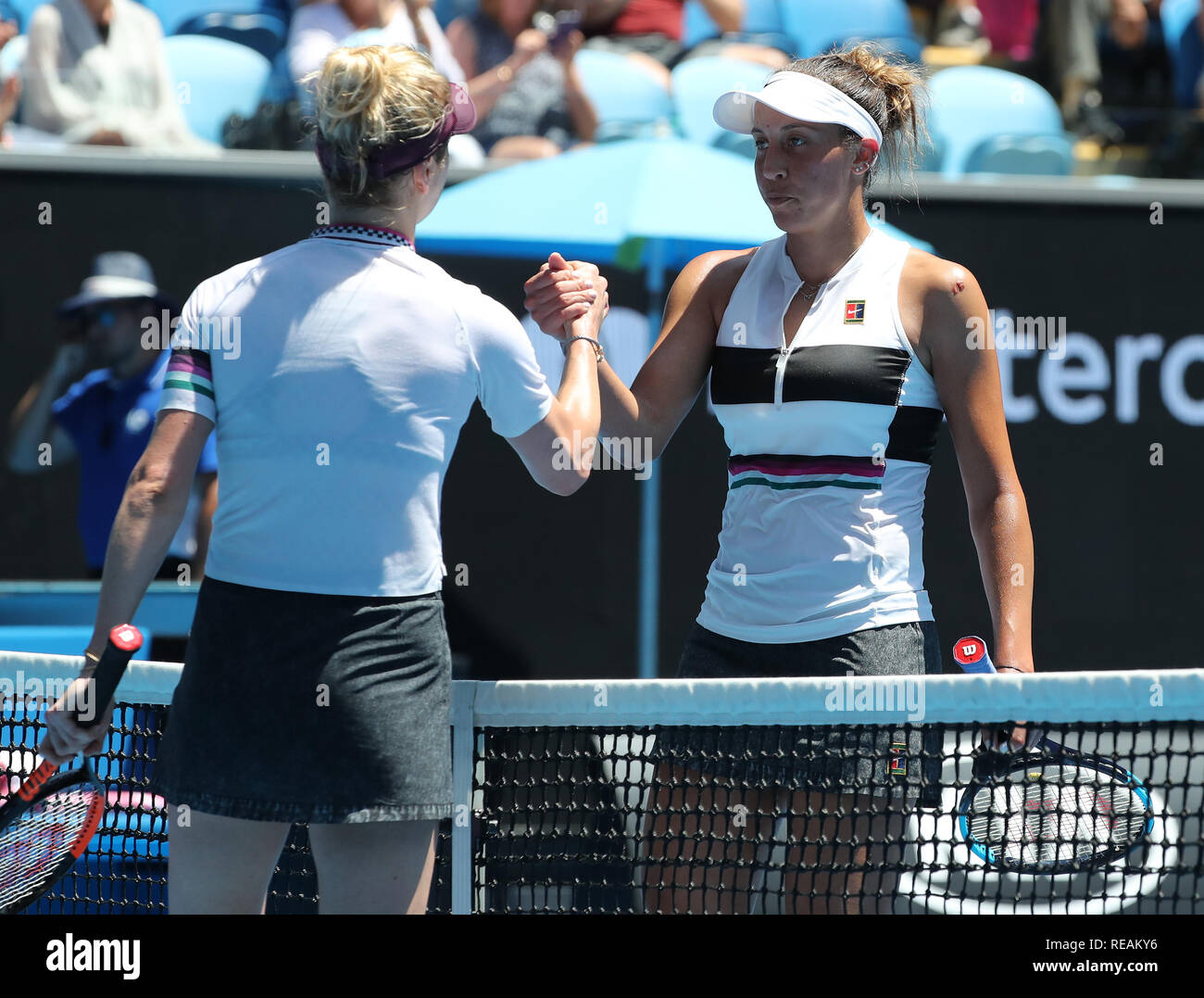 Melbourne Park, Melbourne, Australie. 21 Jan, 2019. Open de tennis d'Australie, jour 8 ; Elina Svitolina de l'Ukraine, serre la main avec des touches de Madison USA Credit : Action Plus Sport/Alamy Live News Banque D'Images