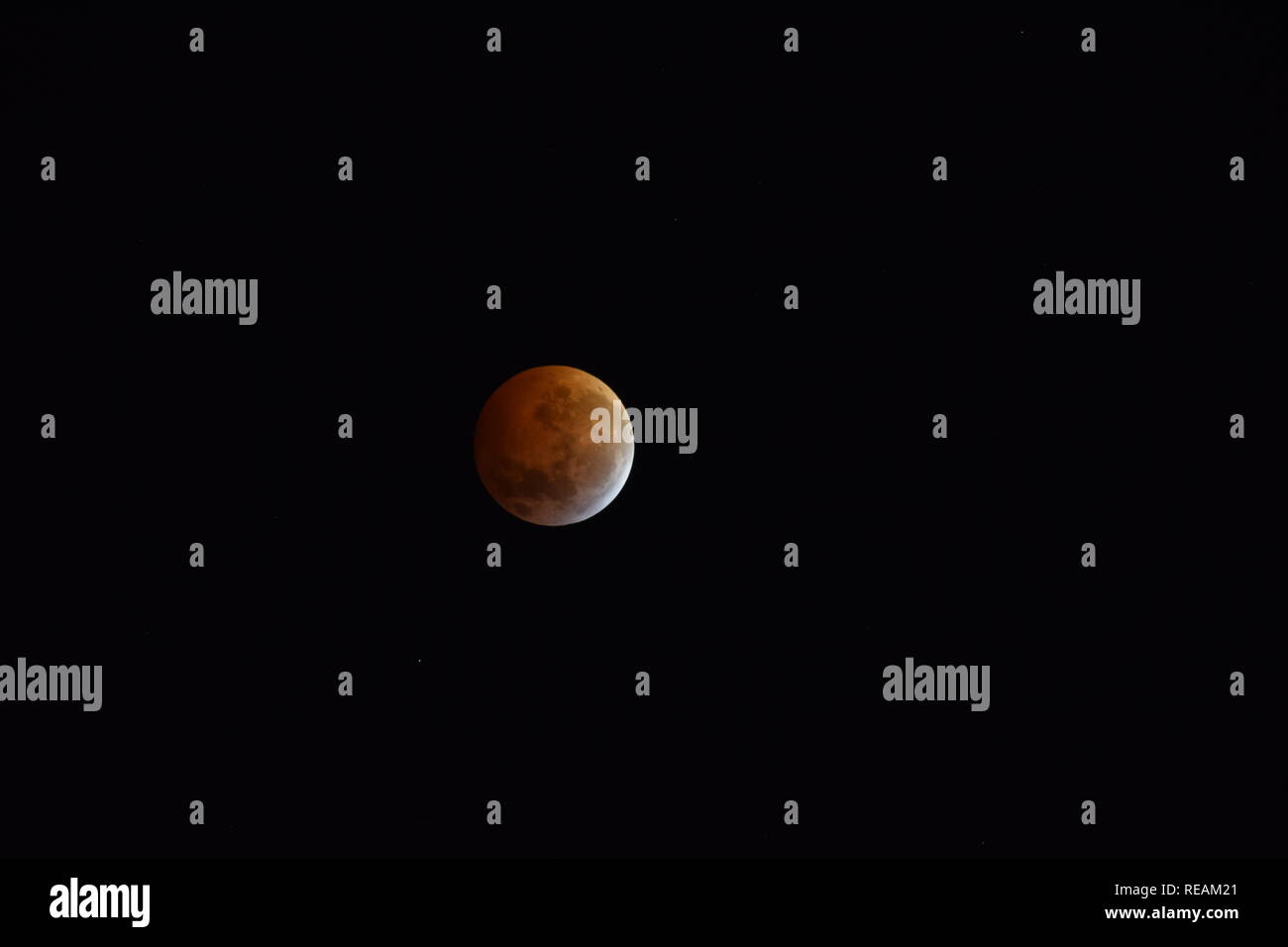 Buenos Aires, Argentine. 21 janv. 2019. Fin de l'éclipse totale. La surface de la Lune est en train de quitter l'Umbra. Buenos Aires, Argentine. Crédit : Christian Peters/Alamy Live News. Banque D'Images
