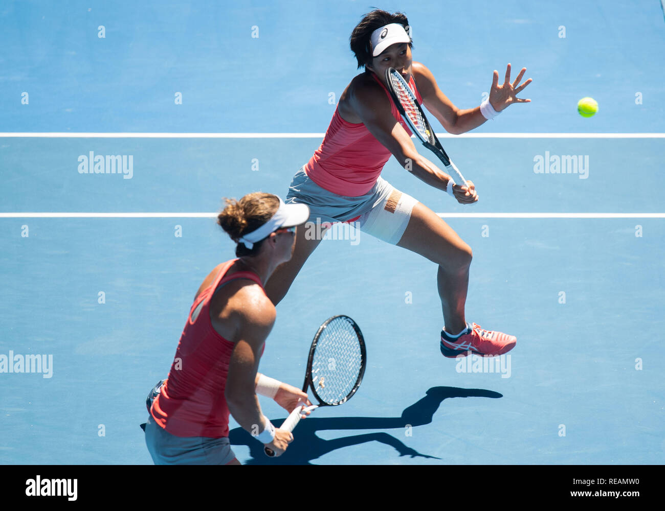 Melbourne, Australie. 21 Jan, 2019. Shuai Zhang de Chine (R) et Samantha Stosur en concurrence de l'Australie au cours de leur troisième tour du simple dames match contre Alize Cornet de France et Petra Martic, de la Croatie à l'Open d'Australie 2019 à Melbourne, Australie, le 21 janvier 2019. Credit : Bai Xue/Xinhua/Alamy Live News Banque D'Images