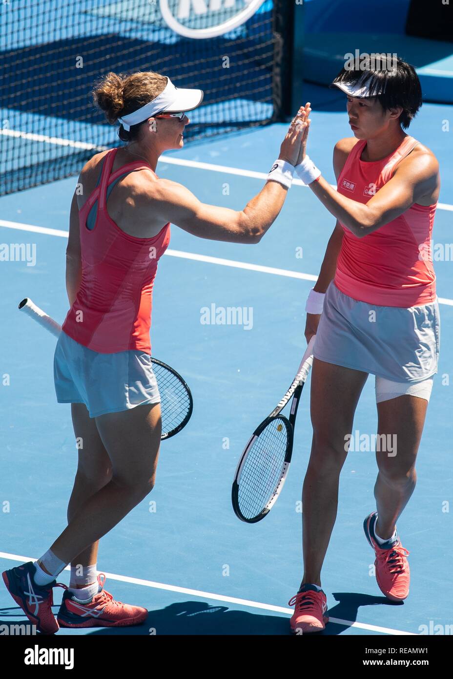 Melbourne, Australie. 21 Jan, 2019. Shuai Zhang de Chine (R) et Samantha Stosur l'Australie de célébrer au cours de leur troisième tour du simple dames match contre Alize Cornet de France et Petra Martic, de la Croatie à l'Open d'Australie 2019 à Melbourne, Australie, le 21 janvier 2019. Credit : Bai Xue/Xinhua/Alamy Live News Banque D'Images