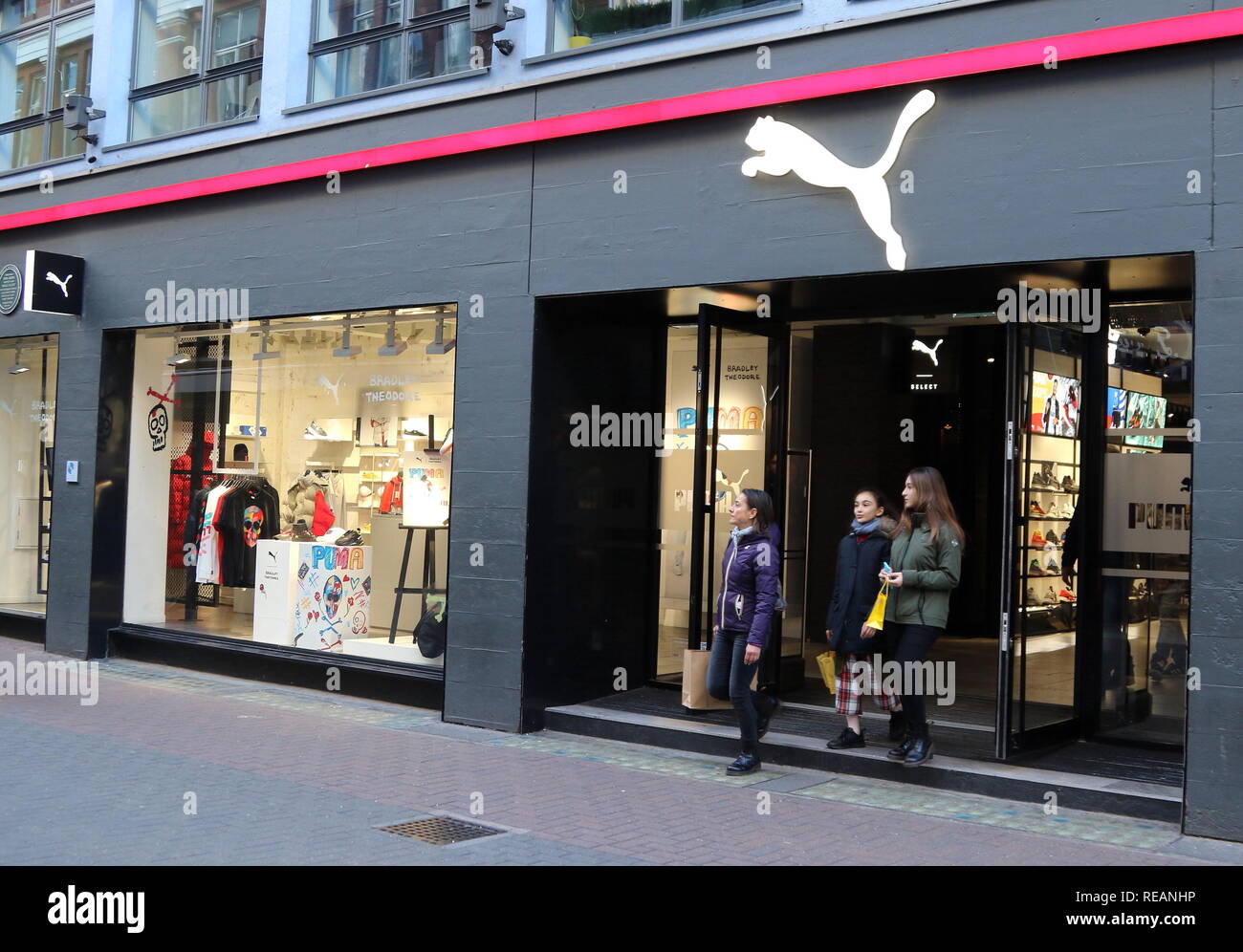 Logo de la marque Puma vu dans Carnaby Street à Londres, au Royaume-Uni  Photo Stock - Alamy