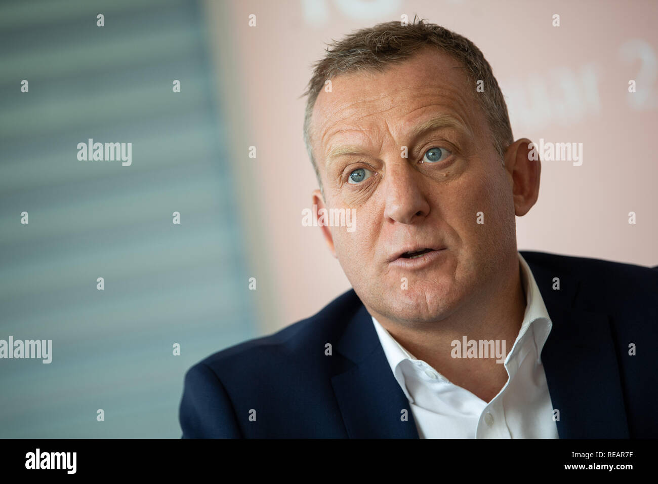 21 janvier 2019, Bade-Wurtemberg, Stuttgart : Roman Zitzelsberger, district manager de l'IG Metall Baden-Württemberg, parle lors de la conférence de presse annuelle de l'IG Metall Bade-wurtemberg. Photo : Sebastian Gollnow/dpa Banque D'Images