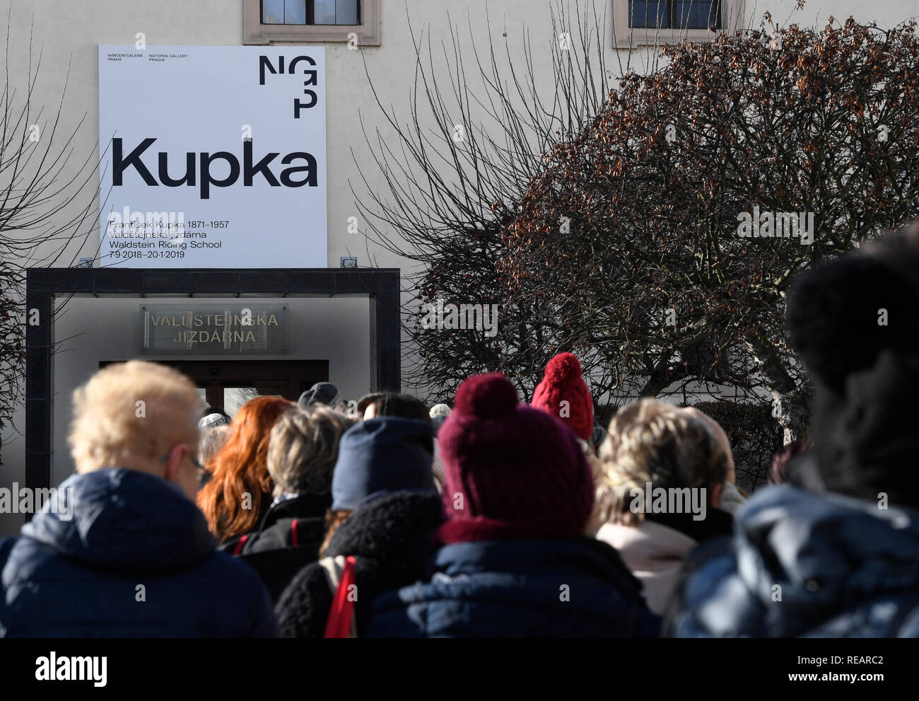 Les gens attendent en file pour la Galerie Nationale (NG) Frantisek Kupka Exhibition à Prague's Riding School Wallenstein, la République tchèque, le 18 janvier 2019, deux jours avant la fin de l'exposition. L'exposition de la peintre tchèque (1871-1957) s'est avéré si populaire que la galerie les heures d'ouverture prolongées au cours des derniers jours mais n'a pas pu prolonger l'exposition va maintenant devoir quitter Prague et passer à Helsinki, Finlande. (Photo/CTK Michal Krumphanzl) Banque D'Images