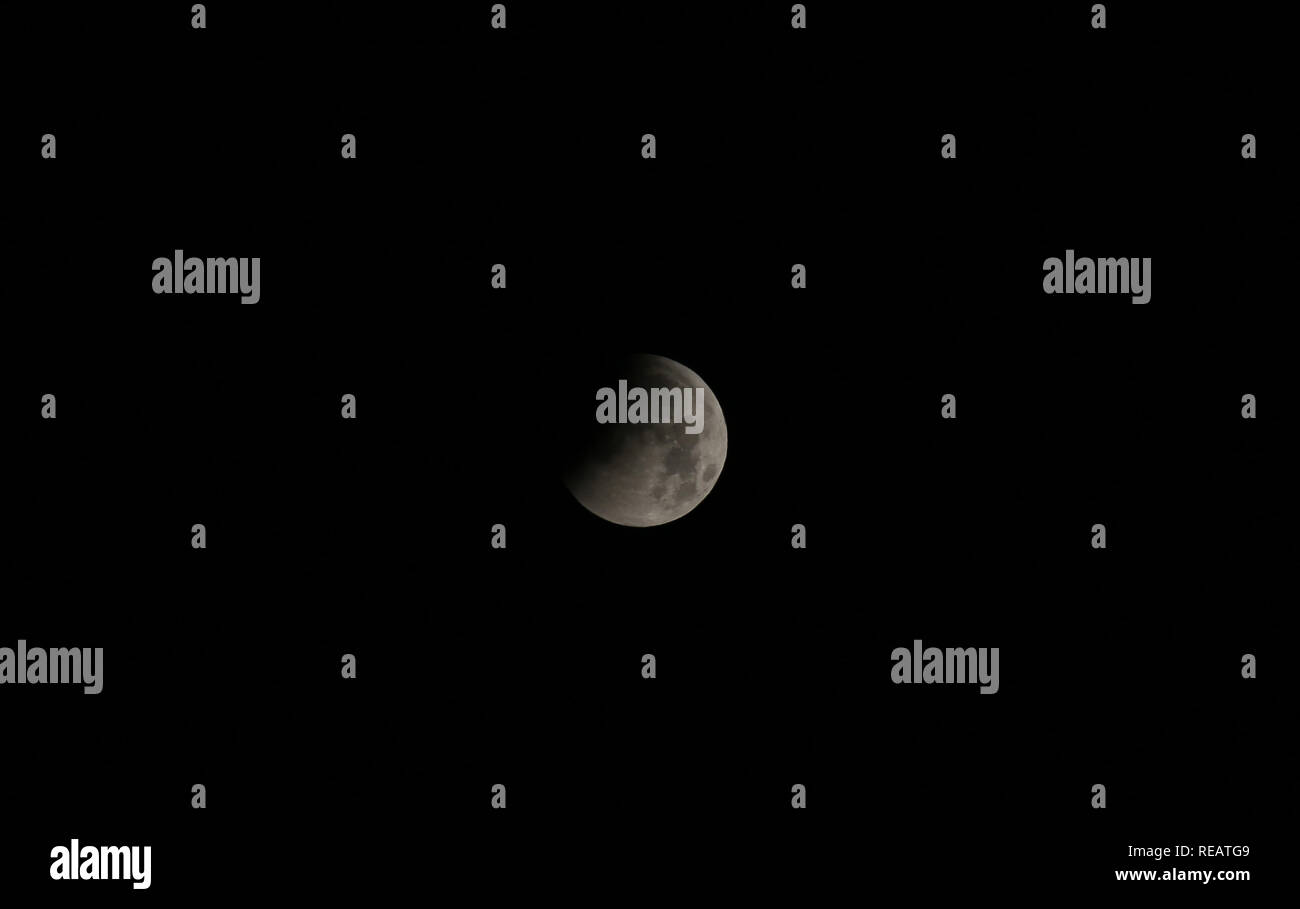 La bande de Gaza. 21 Jan, 2019. La lune est visible pendant une éclipse lunaire dans la ville de Gaza, le 21 janvier 2019. Credit : Stringer/Xinhua/Alamy Live News Banque D'Images