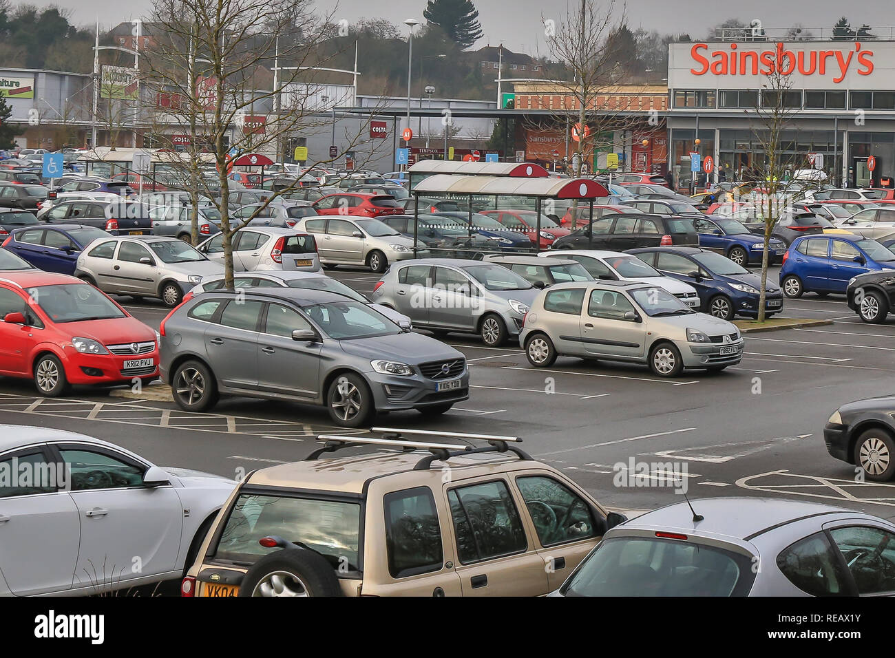 Kidderminster, UK, 21 janvier 2019. c'est peut-être le troisième lundi de janvier, maintenant connu sous le nom de Blue Monday, quand les esprits sont faibles, factures de carte de crédit élevée, temps sombre et toutes ces résolutions pour la nouvelle année à défaut, rapide mais toujours les parkings de détail sont pleins d'acheteurs avec des quantités apparemment sans fin d'argent à dépenser. Credit : Lee Hudson/Alamy Live News Banque D'Images