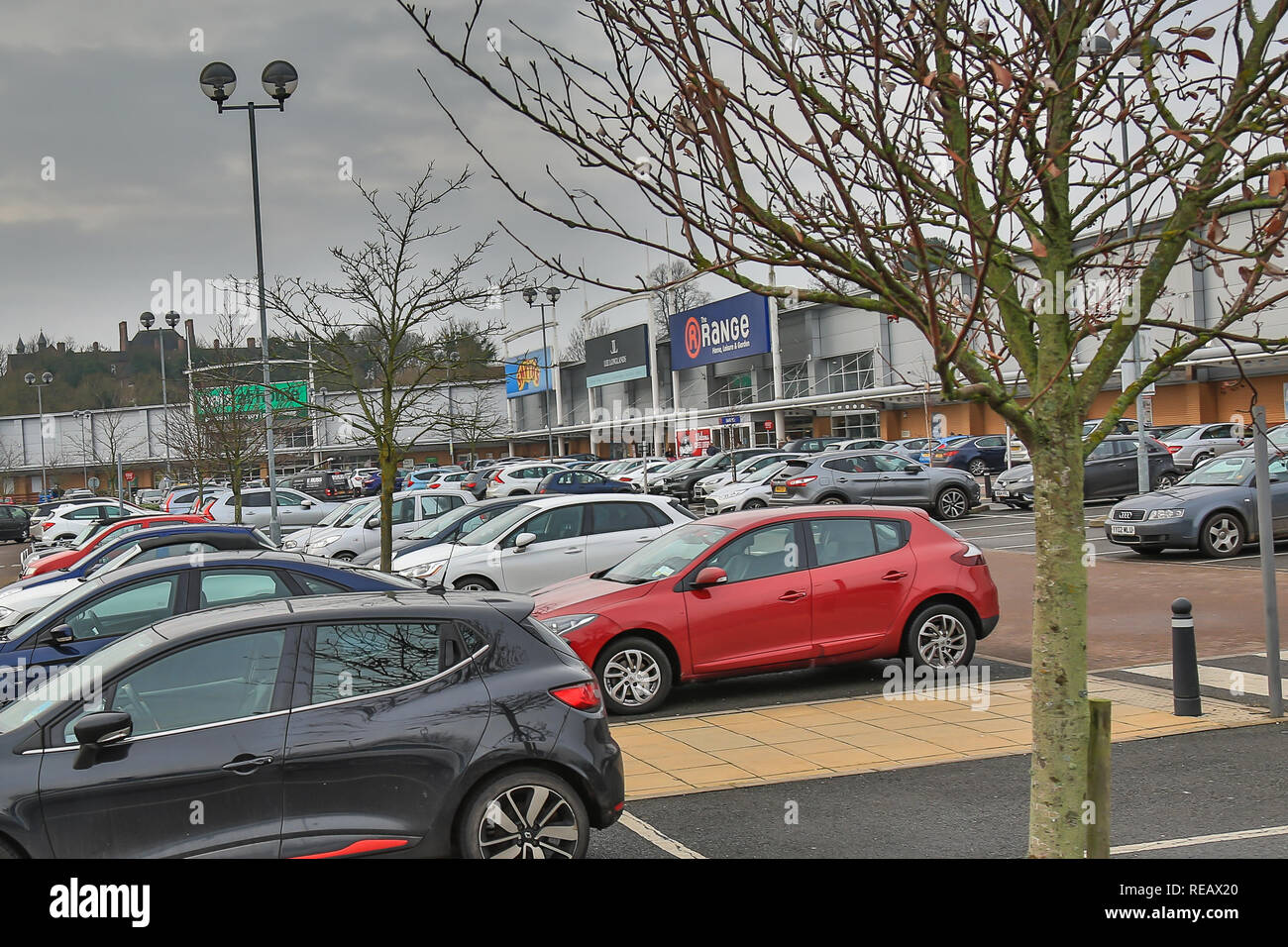 Kidderminster, UK, 21 janvier 2019. c'est peut-être le troisième lundi de janvier, maintenant connu sous le nom de Blue Monday, quand les esprits sont faibles, factures de carte de crédit élevée, temps sombre et toutes ces résolutions pour la nouvelle année à défaut, rapide mais toujours les parkings de détail sont pleins d'acheteurs avec des quantités apparemment sans fin d'argent à dépenser. Credit : Lee Hudson/Alamy Live News Banque D'Images