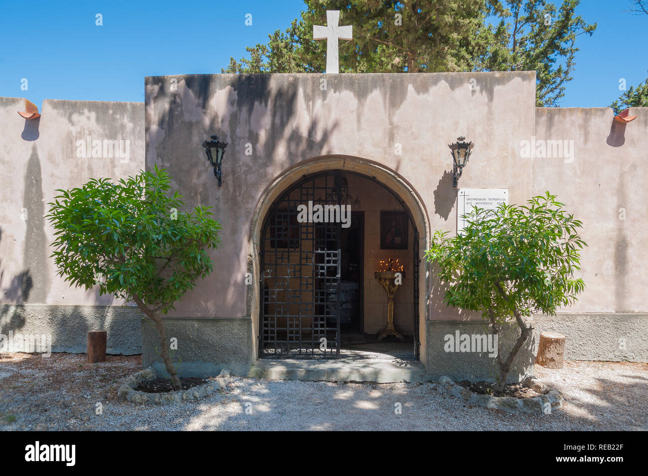 L'île de Rhodes, Grèce. 05/28/2018. Le chemin menant à de gigantesques croix près de monastère de Filerimos. La passion du Christ. Route de culte. L'Europe. Banque D'Images