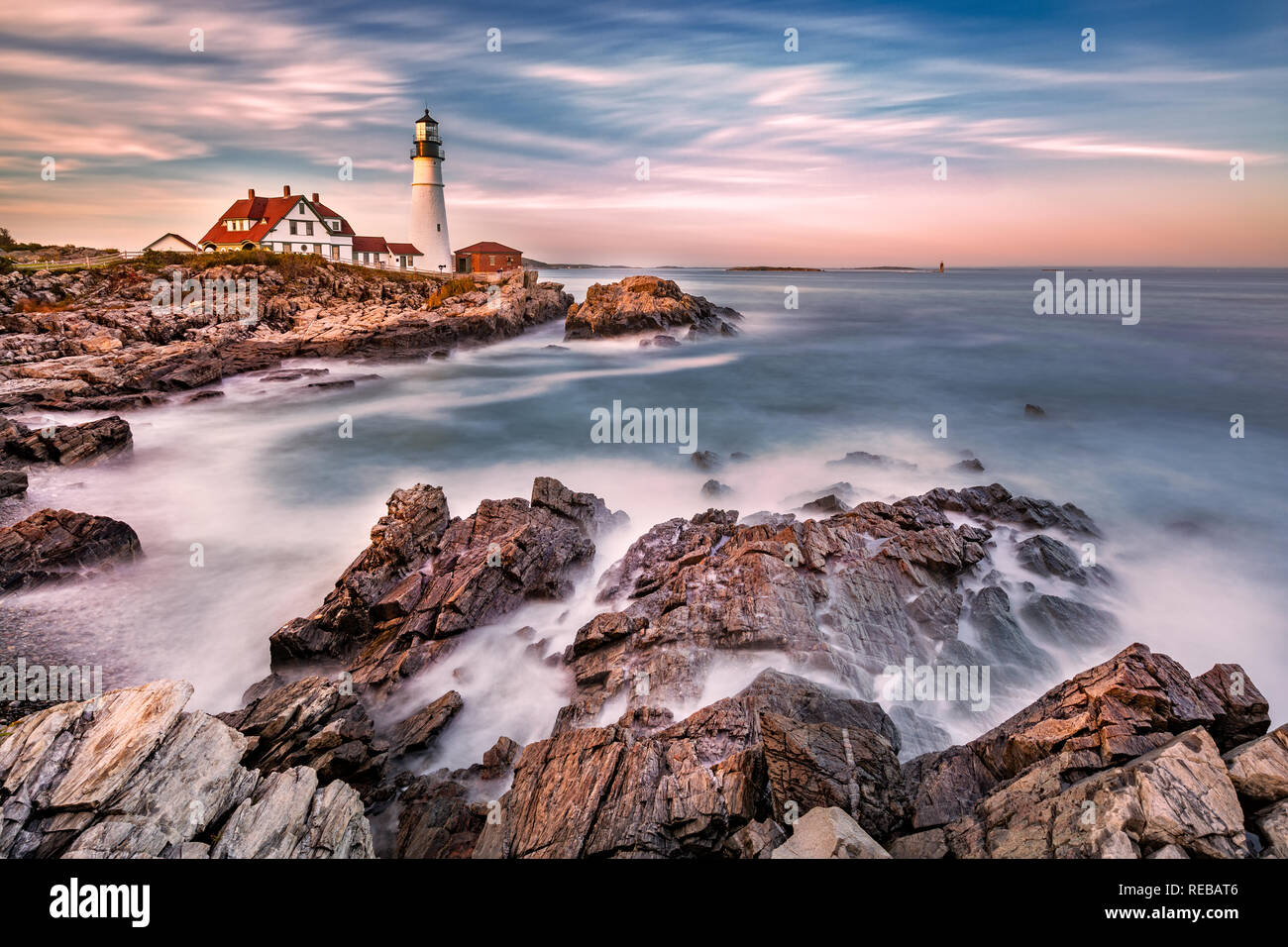 Portland Head light au crépuscule. La station de phare se trouve sur un chef de terre à l'entrée du chenal de navigation dans le port de Portland. Achevée en 1791, Banque D'Images