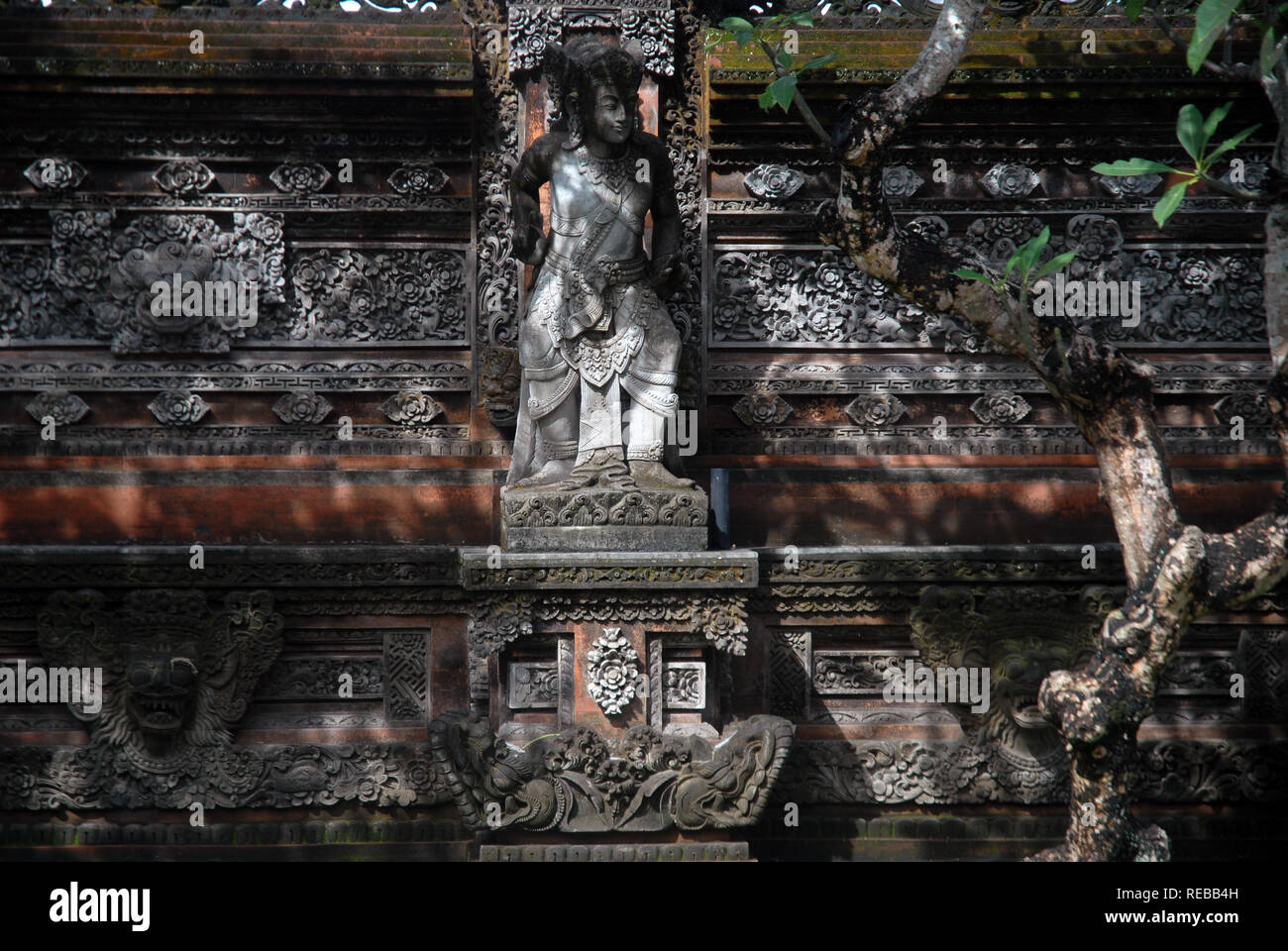 Figures sculptées sur les murs des temples, Ubud, Bali, Indonésie. Banque D'Images