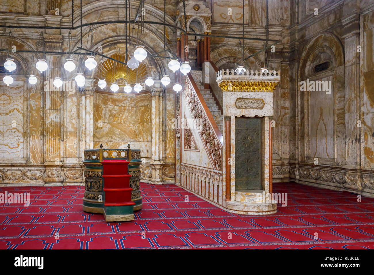 Le Caire islamique (musulmans) : Intérieur de la Grande Mosquée de Mohammed Ali Pasha, à l'intérieur des murs de la Citadelle de Saladin, une cité médiévale fortification islamique au Caire, Egypte Banque D'Images