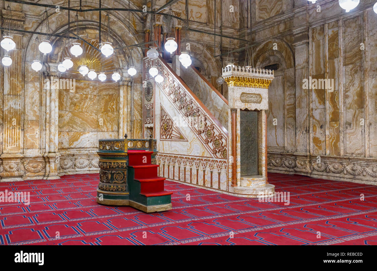 Le Caire islamique (musulmans) : Intérieur de la Grande Mosquée de Mohammed Ali Pasha, à l'intérieur des murs de la Citadelle de Saladin, une cité médiévale fortification islamique au Caire, Egypte Banque D'Images