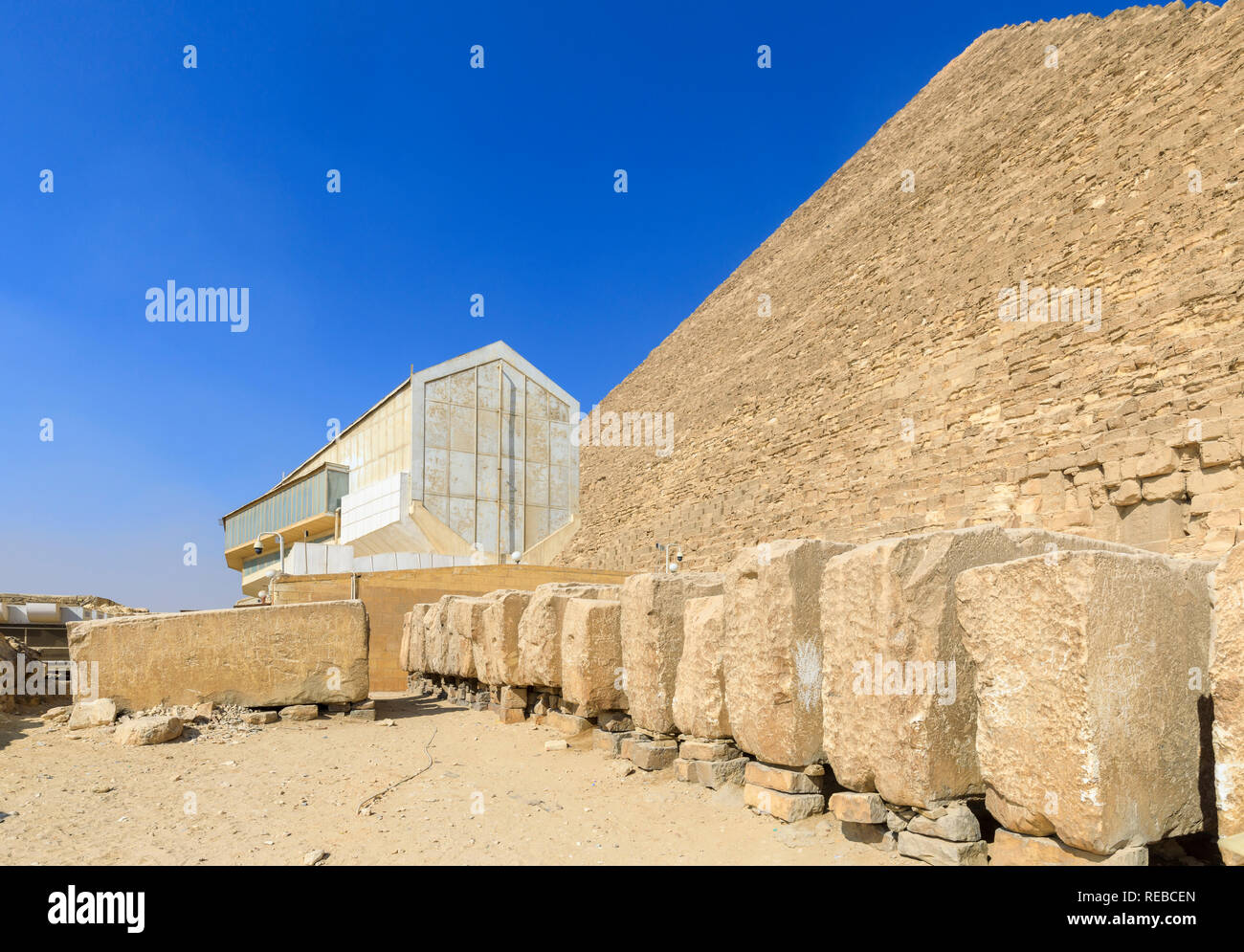 Extérieur de la Musée de bateau solaire (Khufu) Musée du bateau à côté de la grande pyramide de Chéops, le plateau de Gizeh, Le Caire, Egypte Banque D'Images