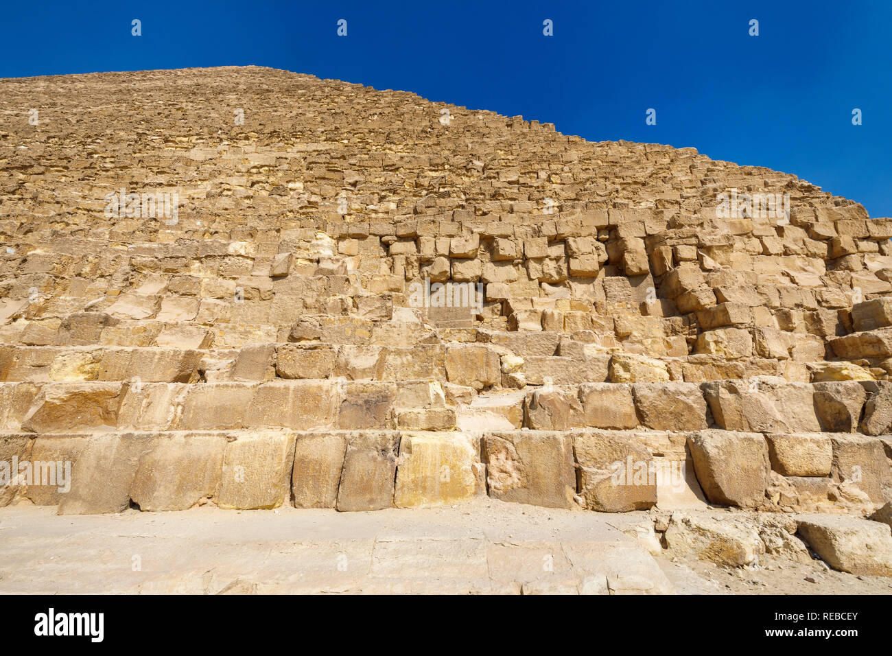 Gros blocs de calcaire, la pierre sur la grande pyramide de Chéops (pyramide de Kheops), plateau de Gizeh, Le Caire, Egypte Banque D'Images