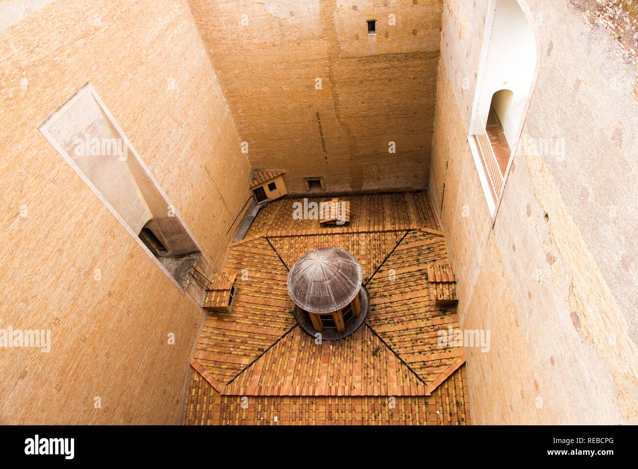 Intérieur Extérieur - un vieux toit, entouré par de nouvelles constructions dans la Basilique Saint Pierre. Cité du Vatican, Cité du Vatican Banque D'Images