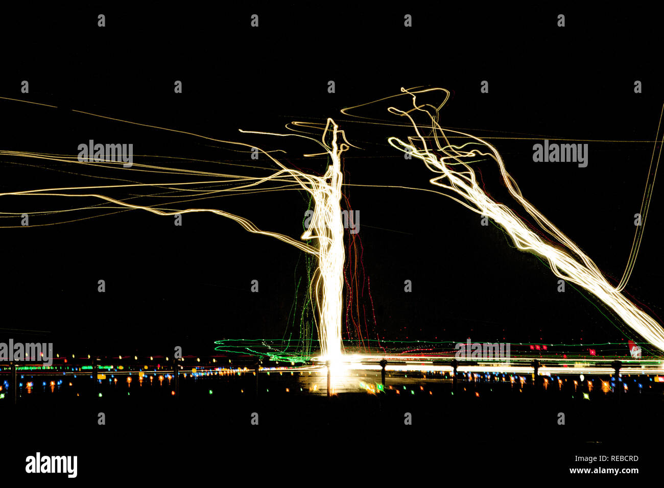 28R Approche, photographie composite de la lumière des sentiers de plusieurs aéronefs atterrissage de nuit à l'Aéroport International de San Francisco. San Francisco, CA Banque D'Images
