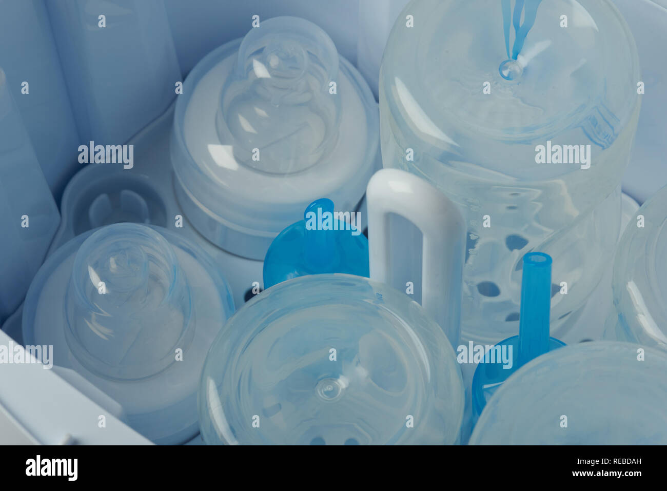 Les pièces en plastique de nettoyage biberon stérilisateur en linge Banque D'Images