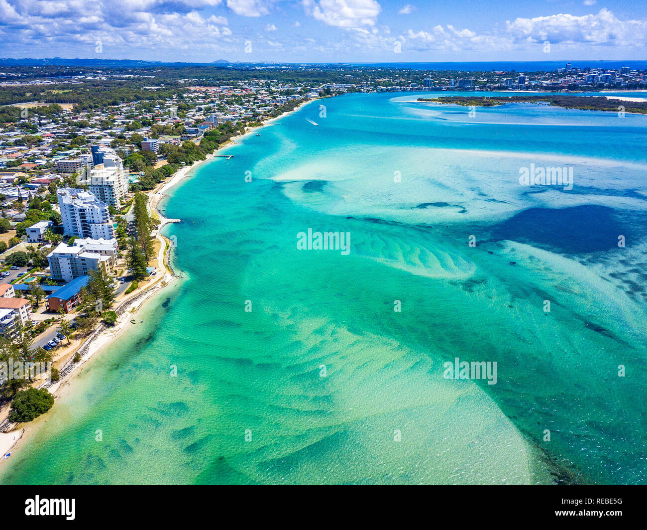 Vue aérienne de la plage d'or et la région de Caloundra voyage à travers le passage Pumicestone sur la Sunshine Coast, Queensland, Australie. Banque D'Images
