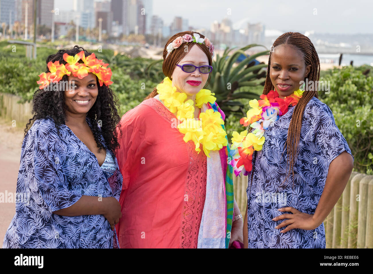 Durban, Afrique du Sud - Janvier 06th, 2019 : trois femmes, deux noirs et un blanc célébrer ensemble dans le front de mer de Durban, Afrique du Sud. Banque D'Images