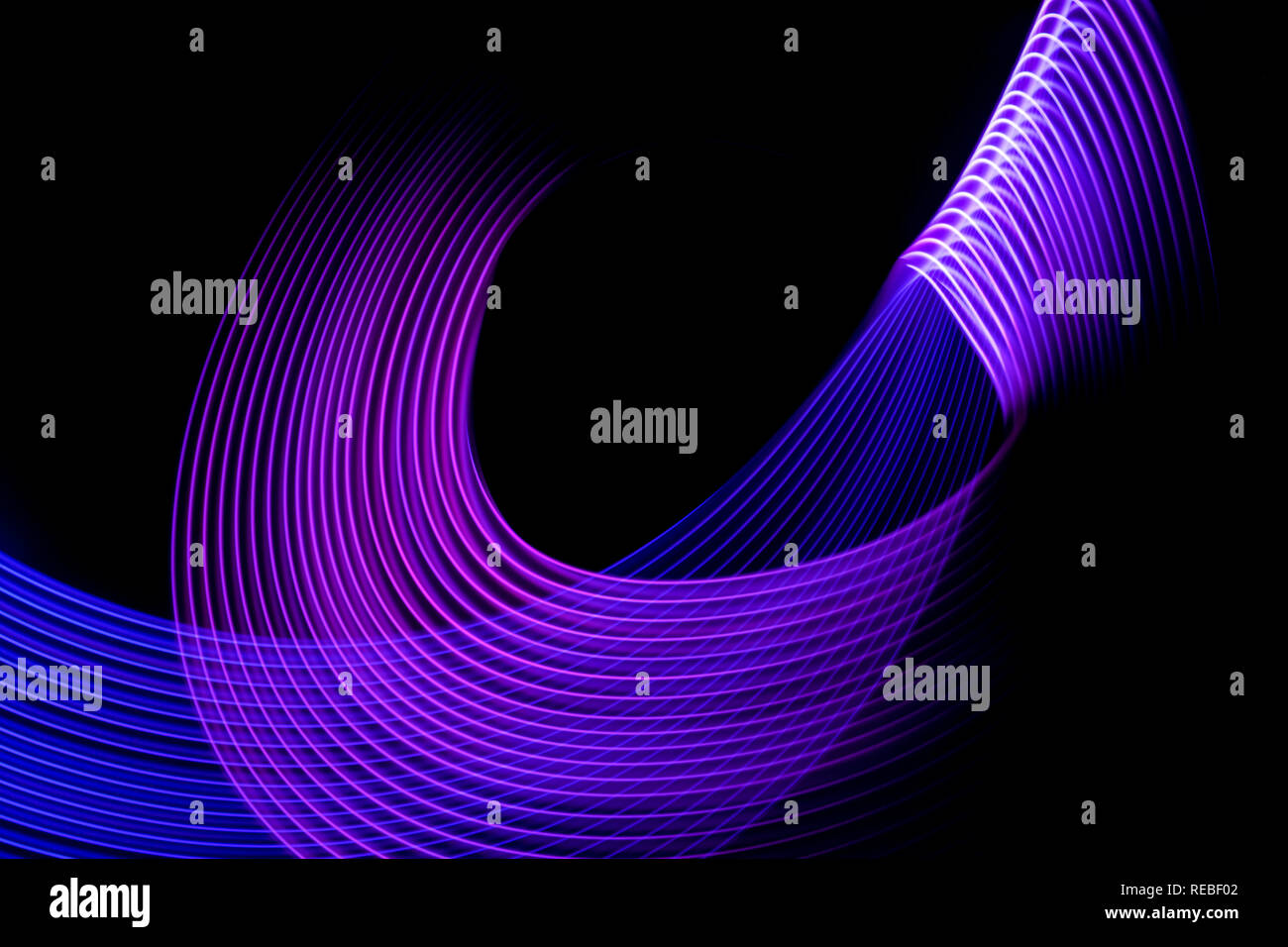 Abstract light bleu, rose et violet sentiers dans mouvement aléatoire image d'arrière-plan. Néons à rayures en couleurs arc-en-ciel Banque D'Images