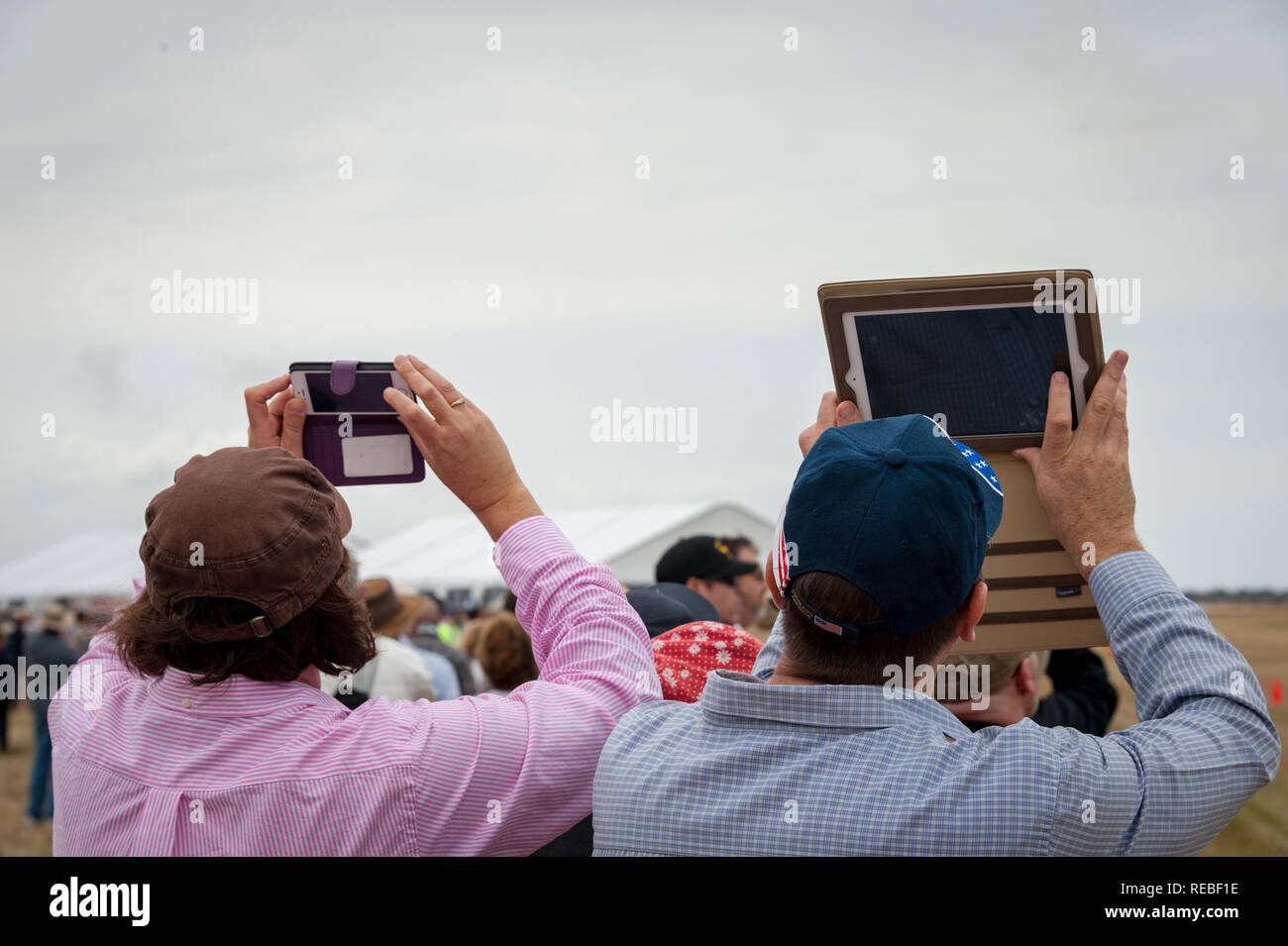 Deux spectateurs airshow à prendre des photos avec leurs appareils Banque D'Images