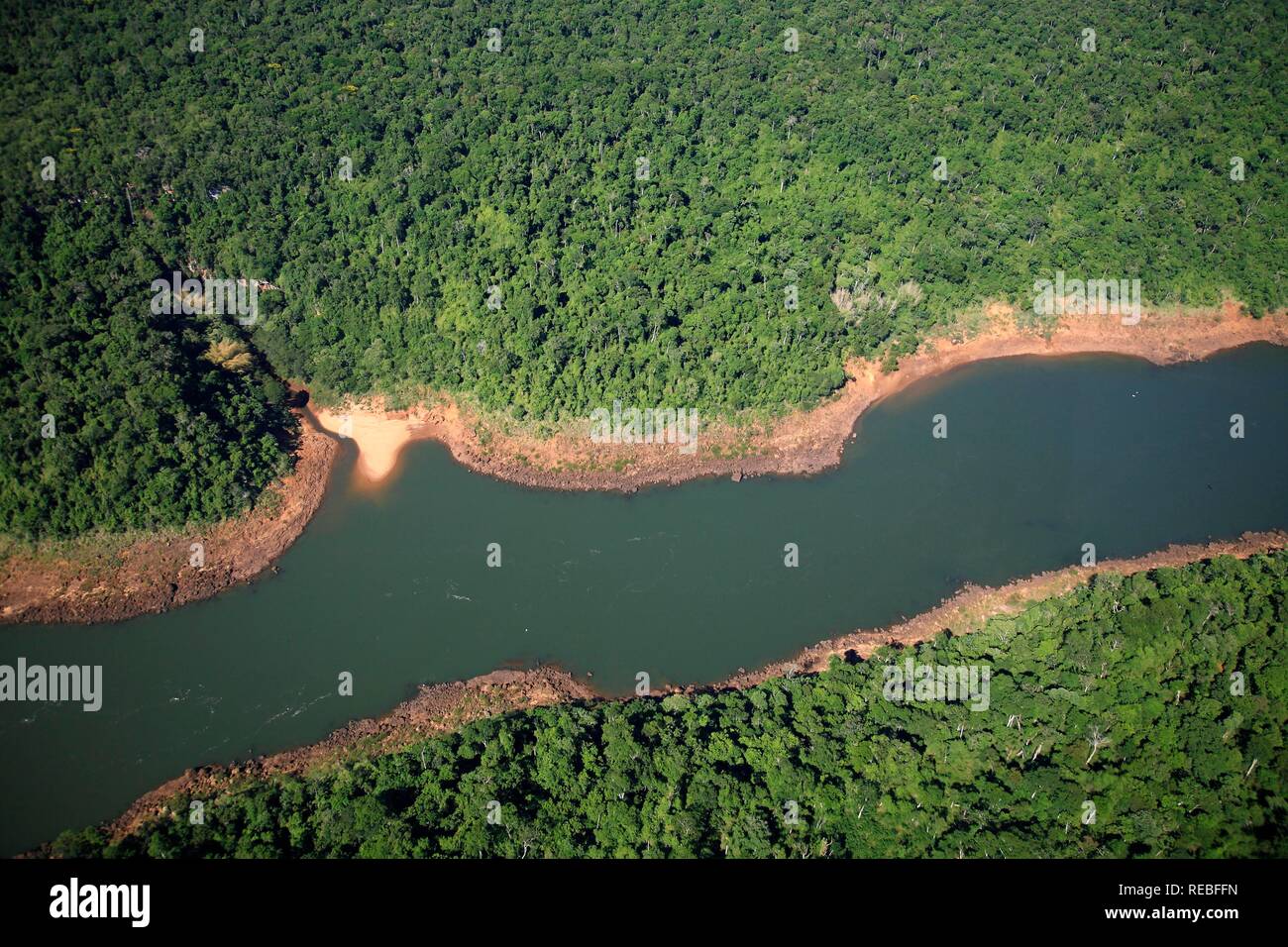 Photo aérienne de l'Iguacu Rio river dans la forêt tropicale brésilienne, Parana, Brésil, Amérique du Sud Banque D'Images