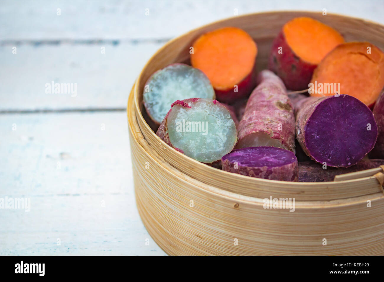 Bio bouillie patate douce, igname jaune, violet l'igname. Banque D'Images