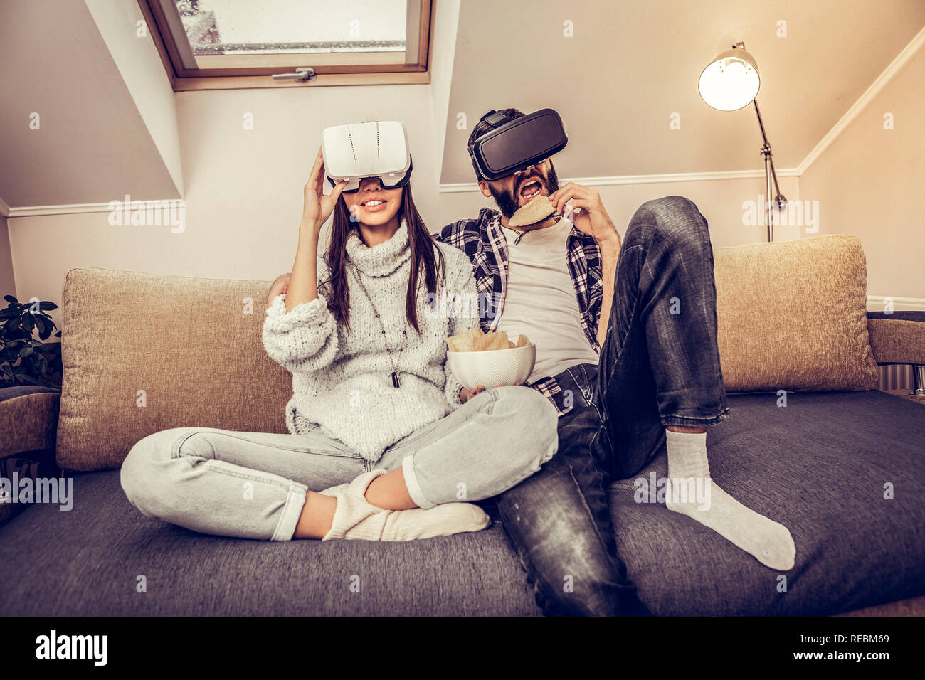 Heureux heureux couple portant des lunettes de réalité virtuelle Banque D'Images