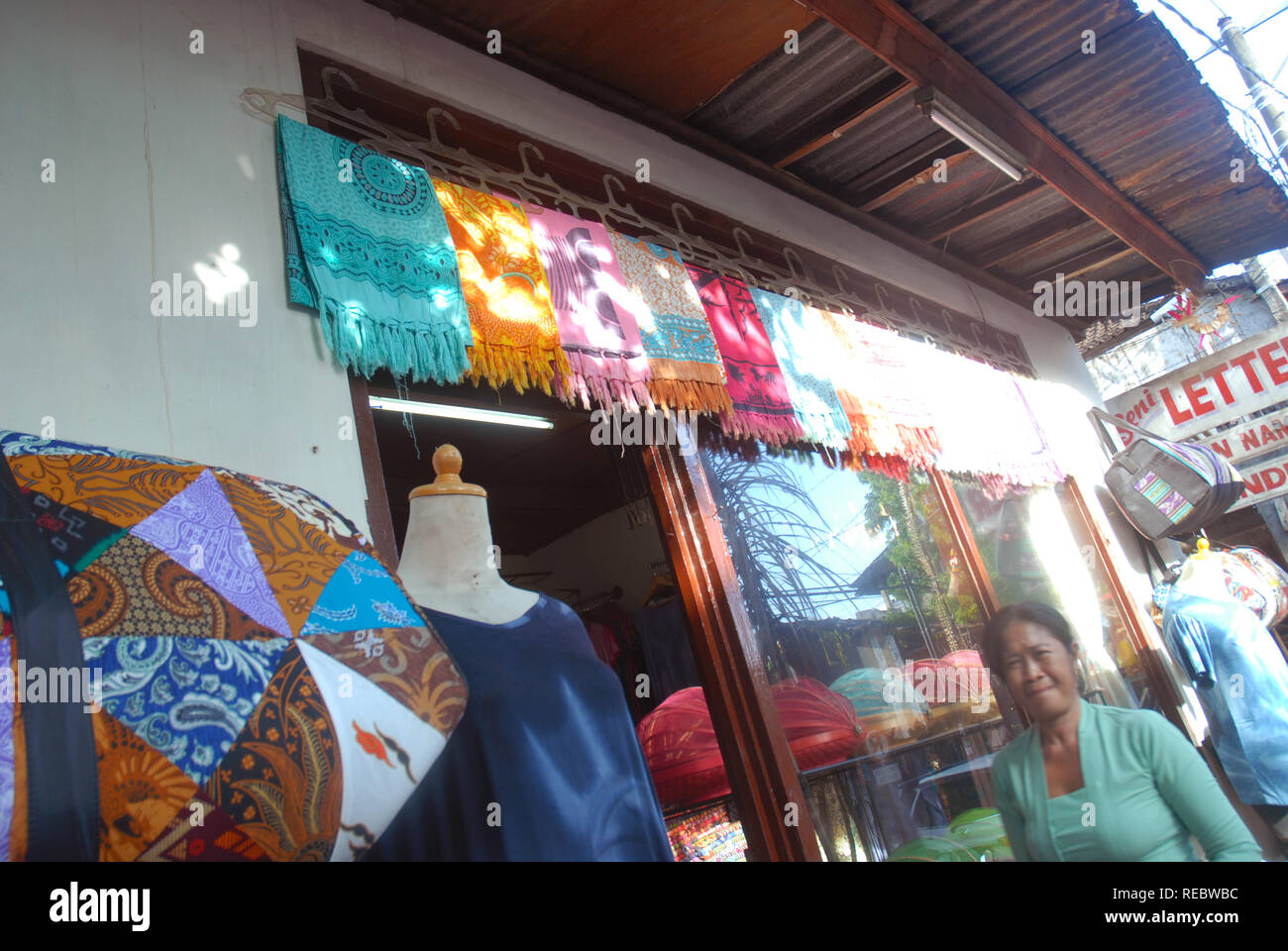 Les écharpes et châles en vente sur un marché à Bali, Indonésie, Ubud, Bali, Indonésie. Banque D'Images